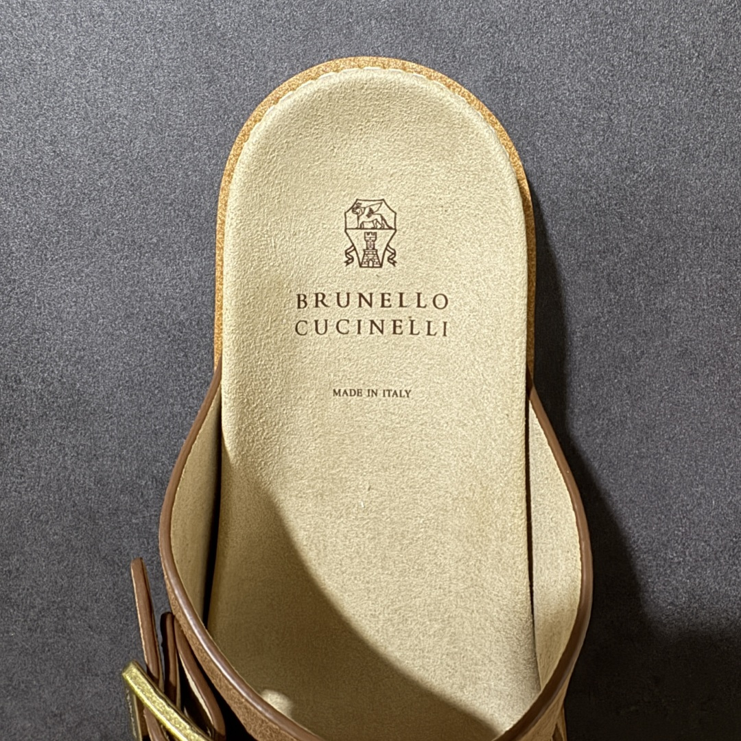 图片[6]-【公司级】顶奢老钱品牌 Brunello Cucinelli 布鲁内洛.库奇内利 BC 绒面革 拖鞋 全新版本出货 鞋面甄选进口牛反绒皮打造，深棕色绒面自带细腻哑光肌理，鞋底分层式意式工艺打造，中底为米白色轻质发泡材质，轻盈无负担，外底为防滑橡胶，搭配边缘明线锁边工艺，走线工整流畅，整体效果极具质感 尺码：40 41 42 43 44 45 46-选品中心