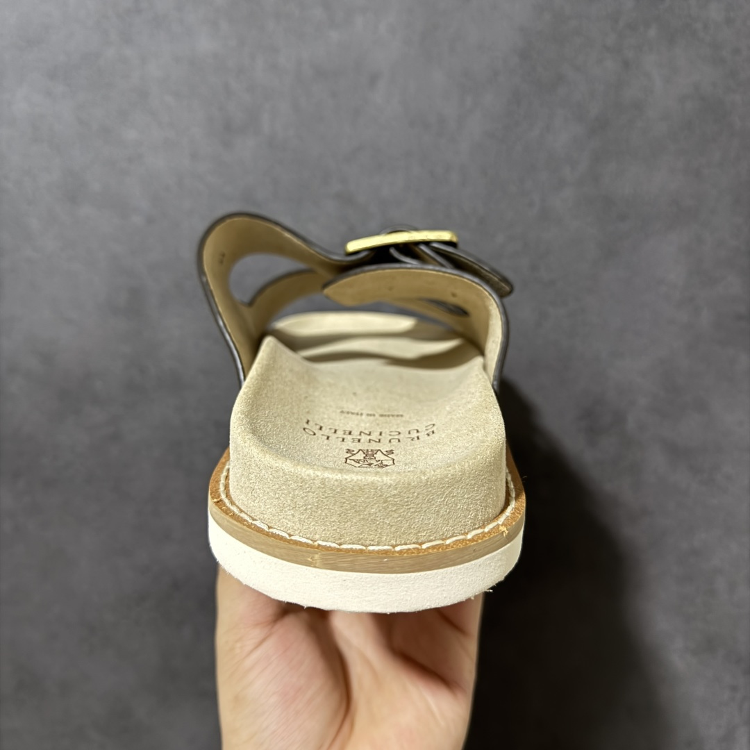 图片[4]-【公司级】顶奢老钱品牌 Brunello Cucinelli 布鲁内洛.库奇内利 BC 绒面革 拖鞋 全新版本出货 鞋面甄选进口牛反绒皮打造，深棕色绒面自带细腻哑光肌理，鞋底分层式意式工艺打造，中底为米白色轻质发泡材质，轻盈无负担，外底为防滑橡胶，搭配边缘明线锁边工艺，走线工整流畅，整体效果极具质感 尺码：40 41 42 43 44 45 46-选品中心