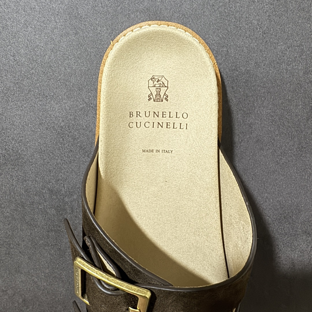 图片[6]-【公司级】顶奢老钱品牌 Brunello Cucinelli 布鲁内洛.库奇内利 BC 绒面革 拖鞋 全新版本出货 鞋面甄选进口牛反绒皮打造，深棕色绒面自带细腻哑光肌理，鞋底分层式意式工艺打造，中底为米白色轻质发泡材质，轻盈无负担，外底为防滑橡胶，搭配边缘明线锁边工艺，走线工整流畅，整体效果极具质感 尺码：40 41 42 43 44 45 46-选品中心