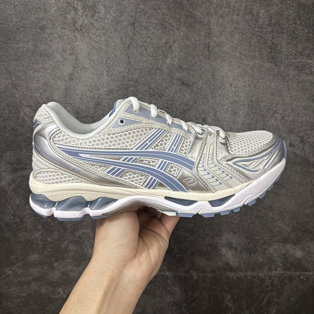 【总裁版】 ASICS GEL-KAYANO 14 亚瑟士系列轻量缓震休闲运动跑步鞋 市场天花板品质 鞋型细节秒杀市场流通版本 知名大厂出品 原版开发 细节完美把控 独家私模五层组合大底 原厂定制缓震硅胶加持 原盒原配 官方四联吊牌 一比一同步原鞋工艺和用料 后跟一样采用了GEL缓震胶 整体系列设计非常的科技感! 锻炼跑步的同时让你一样时尚百搭! 设计师 Hidenori Yamashita 以「Flash」一词为灵感,创造出未来感金属色鞋面,改造升级内在性能,由内而外全面革新,为 GEL-KAYANO 家族传承及经典跑鞋文化的延续,创下里程碑式作品。ASICS GEL - KAYANO 14 跑鞋重新诠释了复古的跑步形状,并以其 2000 年代后期的美学理念重新铺装,银色与蓝色的鞋面极为高档.网面铺陈与鞋面、鞋头多处细节位增添了透气性。ASICS GEL - KAYANO 14的鞋后跟部中底上以及多密度耐磨鞋底增加了 GEL 缓震胶,提供高抗冲击性、缓冲性、可保护脚部免受地面冲击的影响,穿着舒适性十足「入手同款」 尺码:36 37 37.5 38 39 39.5 40.5 41.5 42 42.5 43.5 44 45 46-选品中心