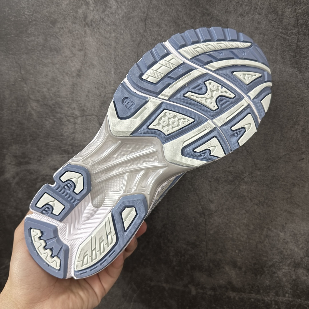 图片[9]-【总裁版】 ASICS GEL-KAYANO 14 亚瑟士系列轻量缓震休闲运动跑步鞋 市场天花板品质 鞋型细节秒杀市场流通版本 知名大厂出品 原版开发 细节完美把控 独家私模五层组合大底 原厂定制缓震硅胶加持 原盒原配 官方四联吊牌 一比一同步原鞋工艺和用料 后跟一样采用了GEL缓震胶 整体系列设计非常的科技感！ 锻炼跑步的同时让你一样时尚百搭！ 设计师 Hidenori Yamashita 以「Flash」一词为灵感，创造出未来感金属色鞋面，改造升级内在性能，由内而外全面革新，为 GEL-KAYANO 家族传承及经典跑鞋文化的延续，创下里程碑式作品。ASICS GEL – KAYANO 14 跑鞋重新诠释了复古的跑步形状，并以其 2000 年代后期的美学理念重新铺装，银色与蓝色的鞋面极为高档.网面铺陈与鞋面、鞋头多处细节位增添了透气性。ASICS GEL – KAYANO 14的鞋后跟部中底上以及多密度耐磨鞋底增加了 GEL 缓震胶，提供高抗冲击性、缓冲性、可保护脚部免受地面冲击的影响，穿着舒适性十足「入手同款」 尺码：36 37 37.5 38 39 39.5 40.5 41.5 42 42.5 43.5 44 45 46-选品中心