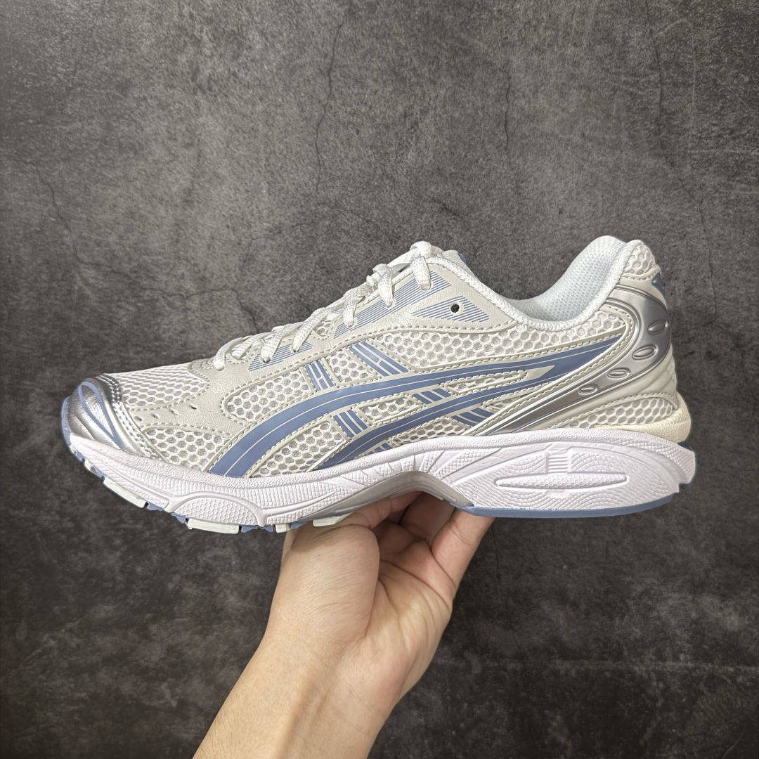 图片[2]-【总裁版】 ASICS GEL-KAYANO 14 亚瑟士系列轻量缓震休闲运动跑步鞋 市场天花板品质 鞋型细节秒杀市场流通版本 知名大厂出品 原版开发 细节完美把控 独家私模五层组合大底 原厂定制缓震硅胶加持 原盒原配 官方四联吊牌 一比一同步原鞋工艺和用料 后跟一样采用了GEL缓震胶 整体系列设计非常的科技感！ 锻炼跑步的同时让你一样时尚百搭！ 设计师 Hidenori Yamashita 以「Flash」一词为灵感，创造出未来感金属色鞋面，改造升级内在性能，由内而外全面革新，为 GEL-KAYANO 家族传承及经典跑鞋文化的延续，创下里程碑式作品。ASICS GEL – KAYANO 14 跑鞋重新诠释了复古的跑步形状，并以其 2000 年代后期的美学理念重新铺装，银色与蓝色的鞋面极为高档.网面铺陈与鞋面、鞋头多处细节位增添了透气性。ASICS GEL – KAYANO 14的鞋后跟部中底上以及多密度耐磨鞋底增加了 GEL 缓震胶，提供高抗冲击性、缓冲性、可保护脚部免受地面冲击的影响，穿着舒适性十足「入手同款」 尺码：36 37 37.5 38 39 39.5 40.5 41.5 42 42.5 43.5 44 45 46-选品中心