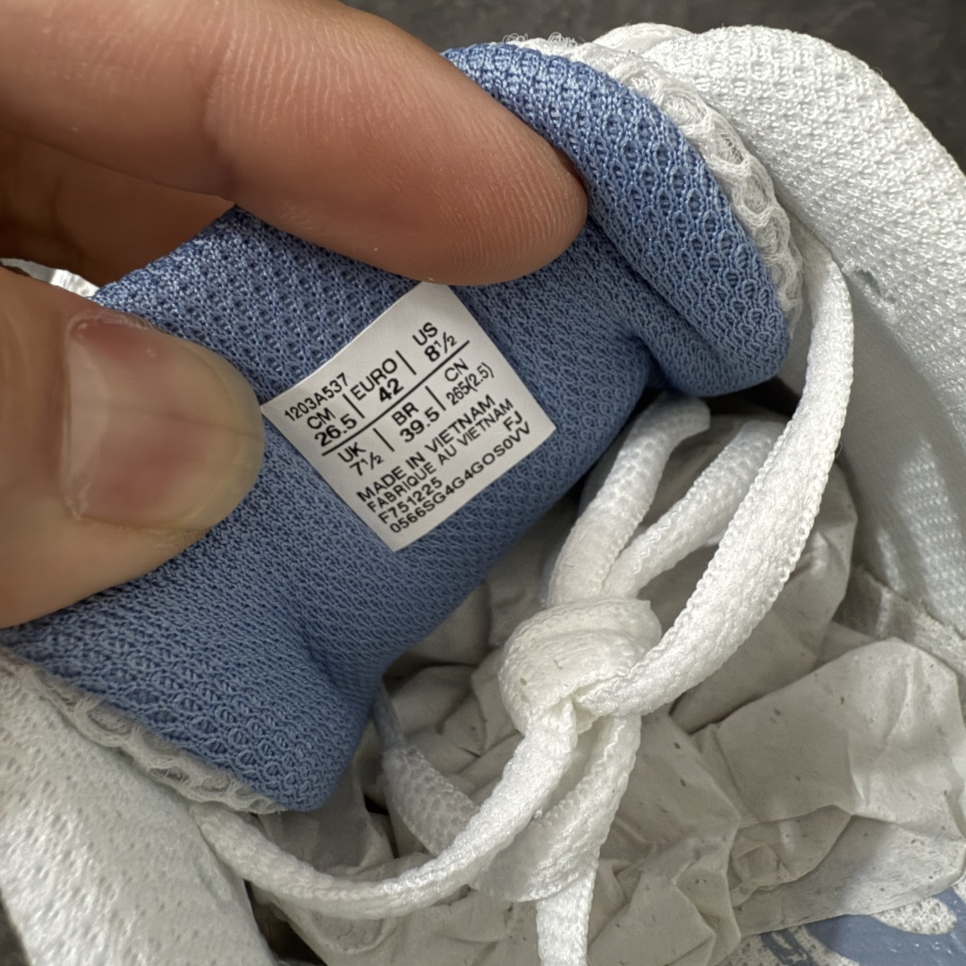图片[7]-【总裁版】 ASICS GEL-KAYANO 14 亚瑟士系列轻量缓震休闲运动跑步鞋 市场天花板品质 鞋型细节秒杀市场流通版本 知名大厂出品 原版开发 细节完美把控 独家私模五层组合大底 原厂定制缓震硅胶加持 原盒原配 官方四联吊牌 一比一同步原鞋工艺和用料 后跟一样采用了GEL缓震胶 整体系列设计非常的科技感！ 锻炼跑步的同时让你一样时尚百搭！ 设计师 Hidenori Yamashita 以「Flash」一词为灵感，创造出未来感金属色鞋面，改造升级内在性能，由内而外全面革新，为 GEL-KAYANO 家族传承及经典跑鞋文化的延续，创下里程碑式作品。ASICS GEL – KAYANO 14 跑鞋重新诠释了复古的跑步形状，并以其 2000 年代后期的美学理念重新铺装，银色与蓝色的鞋面极为高档.网面铺陈与鞋面、鞋头多处细节位增添了透气性。ASICS GEL – KAYANO 14的鞋后跟部中底上以及多密度耐磨鞋底增加了 GEL 缓震胶，提供高抗冲击性、缓冲性、可保护脚部免受地面冲击的影响，穿着舒适性十足「入手同款」 尺码：36 37 37.5 38 39 39.5 40.5 41.5 42 42.5 43.5 44 45 46-选品中心