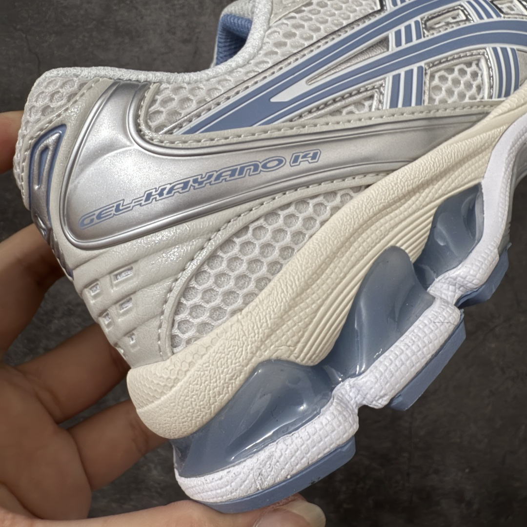 图片[3]-【总裁版】 ASICS GEL-KAYANO 14 亚瑟士系列轻量缓震休闲运动跑步鞋 市场天花板品质 鞋型细节秒杀市场流通版本 知名大厂出品 原版开发 细节完美把控 独家私模五层组合大底 原厂定制缓震硅胶加持 原盒原配 官方四联吊牌 一比一同步原鞋工艺和用料 后跟一样采用了GEL缓震胶 整体系列设计非常的科技感！ 锻炼跑步的同时让你一样时尚百搭！ 设计师 Hidenori Yamashita 以「Flash」一词为灵感，创造出未来感金属色鞋面，改造升级内在性能，由内而外全面革新，为 GEL-KAYANO 家族传承及经典跑鞋文化的延续，创下里程碑式作品。ASICS GEL – KAYANO 14 跑鞋重新诠释了复古的跑步形状，并以其 2000 年代后期的美学理念重新铺装，银色与蓝色的鞋面极为高档.网面铺陈与鞋面、鞋头多处细节位增添了透气性。ASICS GEL – KAYANO 14的鞋后跟部中底上以及多密度耐磨鞋底增加了 GEL 缓震胶，提供高抗冲击性、缓冲性、可保护脚部免受地面冲击的影响，穿着舒适性十足「入手同款」 尺码：36 37 37.5 38 39 39.5 40.5 41.5 42 42.5 43.5 44 45 46-选品中心