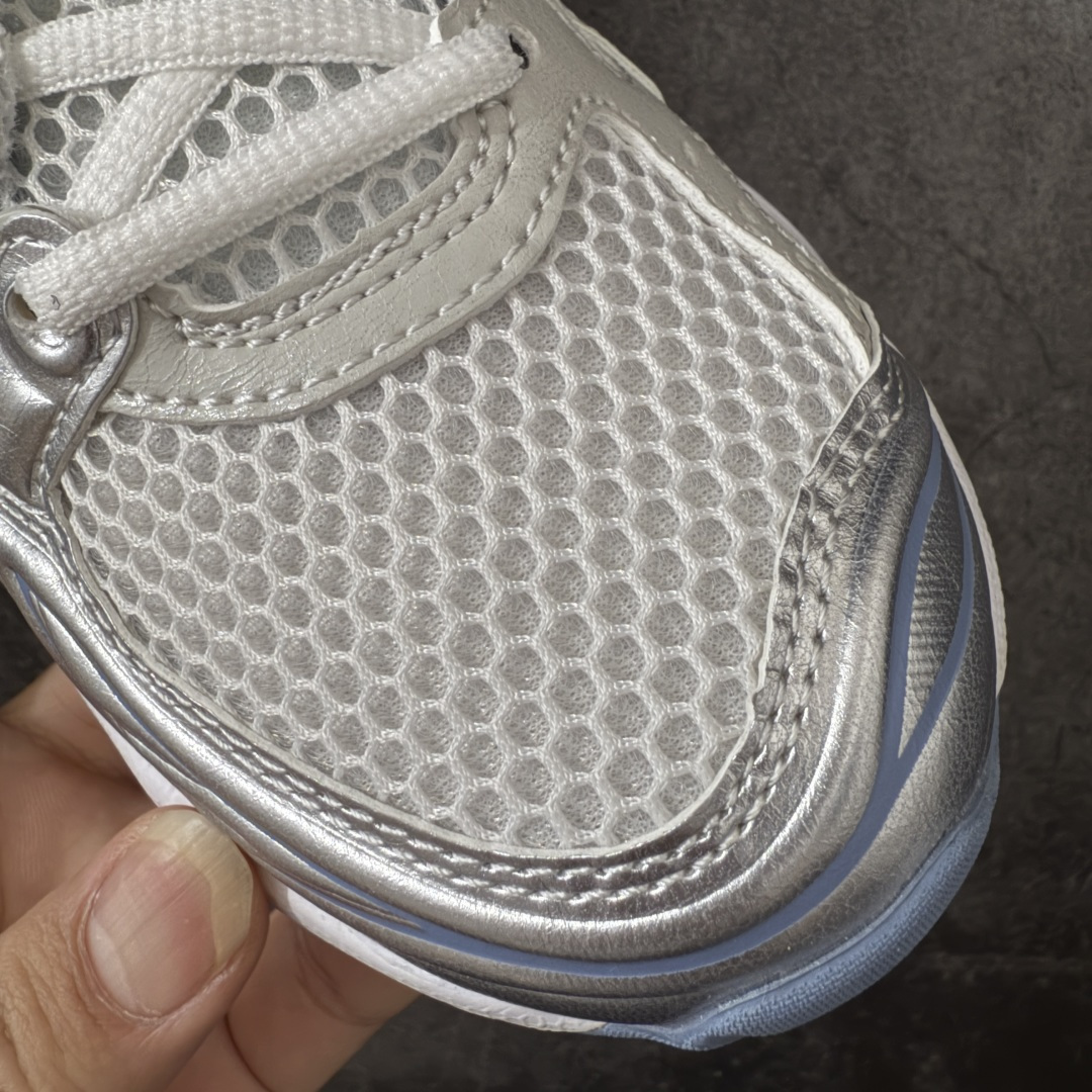 图片[5]-【总裁版】 ASICS GEL-KAYANO 14 亚瑟士系列轻量缓震休闲运动跑步鞋 市场天花板品质 鞋型细节秒杀市场流通版本 知名大厂出品 原版开发 细节完美把控 独家私模五层组合大底 原厂定制缓震硅胶加持 原盒原配 官方四联吊牌 一比一同步原鞋工艺和用料 后跟一样采用了GEL缓震胶 整体系列设计非常的科技感！ 锻炼跑步的同时让你一样时尚百搭！ 设计师 Hidenori Yamashita 以「Flash」一词为灵感，创造出未来感金属色鞋面，改造升级内在性能，由内而外全面革新，为 GEL-KAYANO 家族传承及经典跑鞋文化的延续，创下里程碑式作品。ASICS GEL – KAYANO 14 跑鞋重新诠释了复古的跑步形状，并以其 2000 年代后期的美学理念重新铺装，银色与蓝色的鞋面极为高档.网面铺陈与鞋面、鞋头多处细节位增添了透气性。ASICS GEL – KAYANO 14的鞋后跟部中底上以及多密度耐磨鞋底增加了 GEL 缓震胶，提供高抗冲击性、缓冲性、可保护脚部免受地面冲击的影响，穿着舒适性十足「入手同款」 尺码：36 37 37.5 38 39 39.5 40.5 41.5 42 42.5 43.5 44 45 46-选品中心