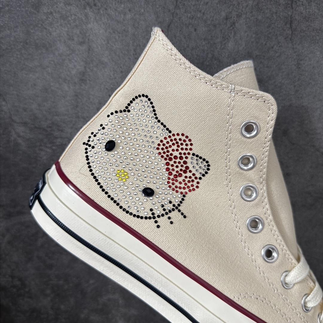 图片[7]-【公司级】Converse x Hello Kitty And Friends × Swarovski 匡威/凯蒂猫/施华洛世奇 三方联名 以璀璨水晶质感 演绎经典匡威标识与Hello Kitty图案 皮革Chuck鞋标高级感满满 定制水晶质感吊饰灵动摇曳 可爱与精致兼具 完全命中少女心 经典Chuck 70版型 好穿不挑脚 颜值与舒适度都在线 货号：A17695C 尺码：35 36 36.5 37 37.5 38 39 39.5 40 41 41.5 42 42.5 43 44 编码：LDSB250260-选品中心