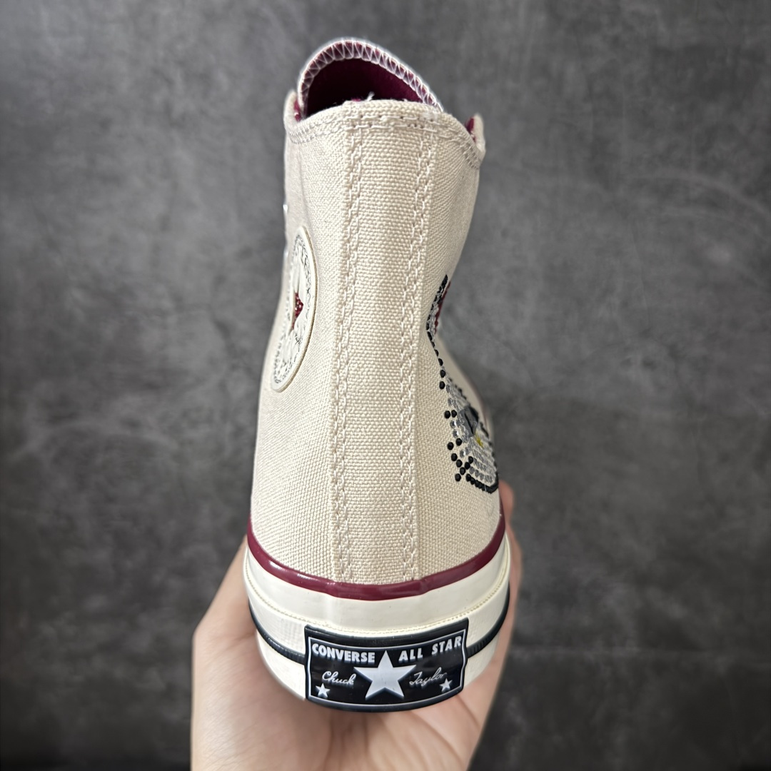 图片[4]-【公司级】Converse x Hello Kitty And Friends × Swarovski 匡威/凯蒂猫/施华洛世奇 三方联名 以璀璨水晶质感 演绎经典匡威标识与Hello Kitty图案 皮革Chuck鞋标高级感满满 定制水晶质感吊饰灵动摇曳 可爱与精致兼具 完全命中少女心 经典Chuck 70版型 好穿不挑脚 颜值与舒适度都在线 货号：A17695C 尺码：35 36 36.5 37 37.5 38 39 39.5 40 41 41.5 42 42.5 43 44 编码：LDSB250260-选品中心