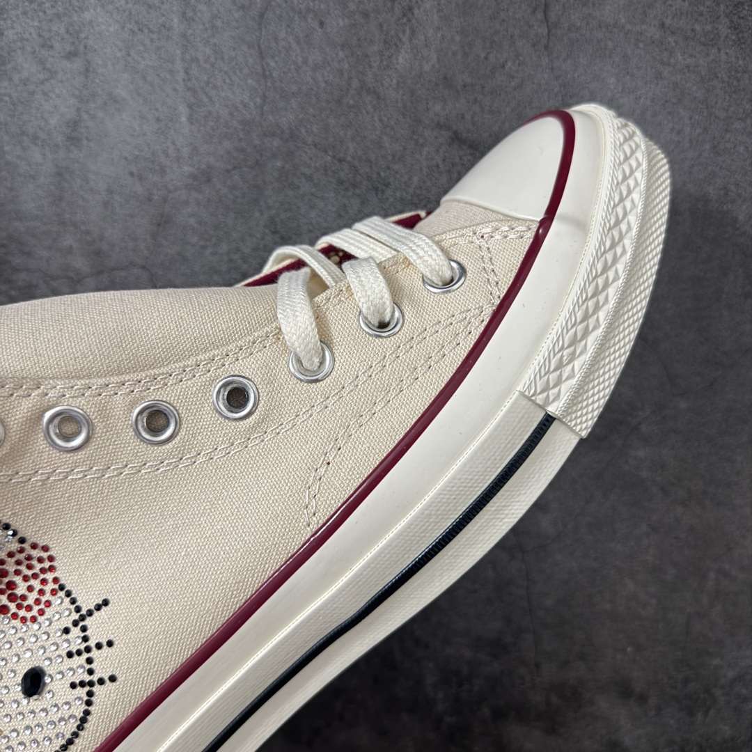 图片[6]-【公司级】Converse x Hello Kitty And Friends × Swarovski 匡威/凯蒂猫/施华洛世奇 三方联名 以璀璨水晶质感 演绎经典匡威标识与Hello Kitty图案 皮革Chuck鞋标高级感满满 定制水晶质感吊饰灵动摇曳 可爱与精致兼具 完全命中少女心 经典Chuck 70版型 好穿不挑脚 颜值与舒适度都在线 货号：A17695C 尺码：35 36 36.5 37 37.5 38 39 39.5 40 41 41.5 42 42.5 43 44 编码：LDSB250260-选品中心