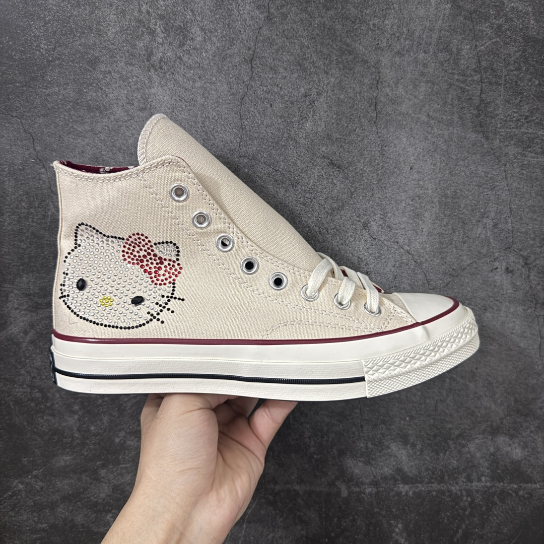 【公司级】Converse x Hello Kitty And Friends × Swarovski 匡威/凯蒂猫/施华洛世奇 三方联名 以璀璨水晶质感 演绎经典匡威标识与Hello Kitty图案 皮革Chuck鞋标高级感满满 定制水晶质感吊饰灵动摇曳 可爱与精致兼具 完全命中少女心 经典Chuck 70版型 好穿不挑脚 颜值与舒适度都在线 货号:A17695C 尺码:35 36 36.5 37 37.5 38 39 39.5 40 41 41.5 42 42.5 43 44 编码:LDSB250260-选品中心