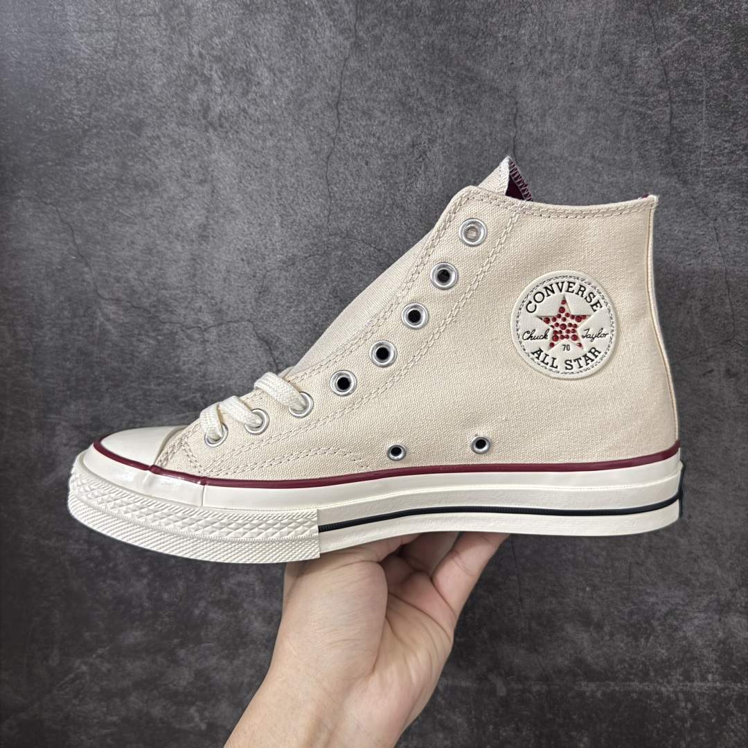 图片[2]-【公司级】Converse x Hello Kitty And Friends × Swarovski 匡威/凯蒂猫/施华洛世奇 三方联名 以璀璨水晶质感 演绎经典匡威标识与Hello Kitty图案 皮革Chuck鞋标高级感满满 定制水晶质感吊饰灵动摇曳 可爱与精致兼具 完全命中少女心 经典Chuck 70版型 好穿不挑脚 颜值与舒适度都在线 货号：A17695C 尺码：35 36 36.5 37 37.5 38 39 39.5 40 41 41.5 42 42.5 43 44 编码：LDSB250260-选品中心