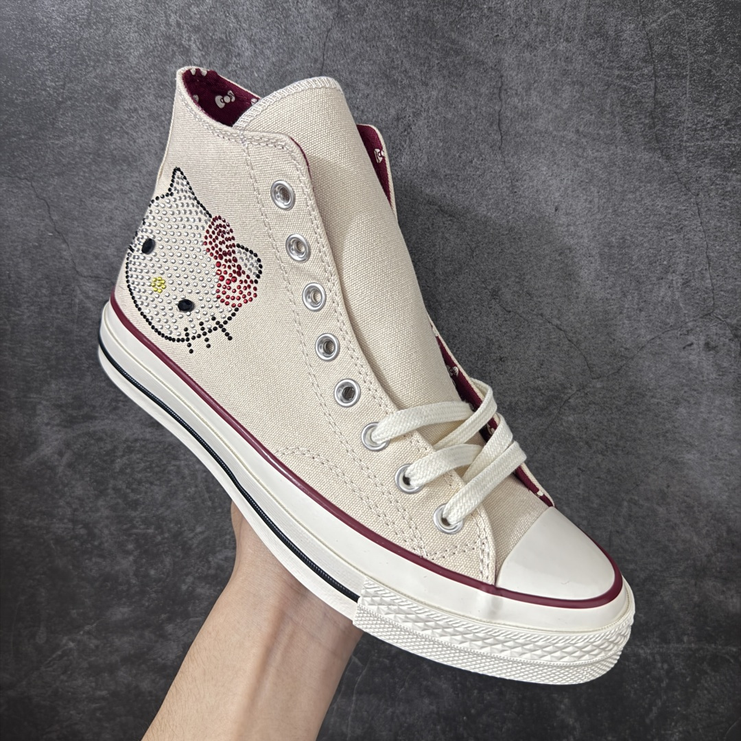 图片[3]-【公司级】Converse x Hello Kitty And Friends × Swarovski 匡威/凯蒂猫/施华洛世奇 三方联名 以璀璨水晶质感 演绎经典匡威标识与Hello Kitty图案 皮革Chuck鞋标高级感满满 定制水晶质感吊饰灵动摇曳 可爱与精致兼具 完全命中少女心 经典Chuck 70版型 好穿不挑脚 颜值与舒适度都在线 货号：A17695C 尺码：35 36 36.5 37 37.5 38 39 39.5 40 41 41.5 42 42.5 43 44 编码：LDSB250260-选品中心