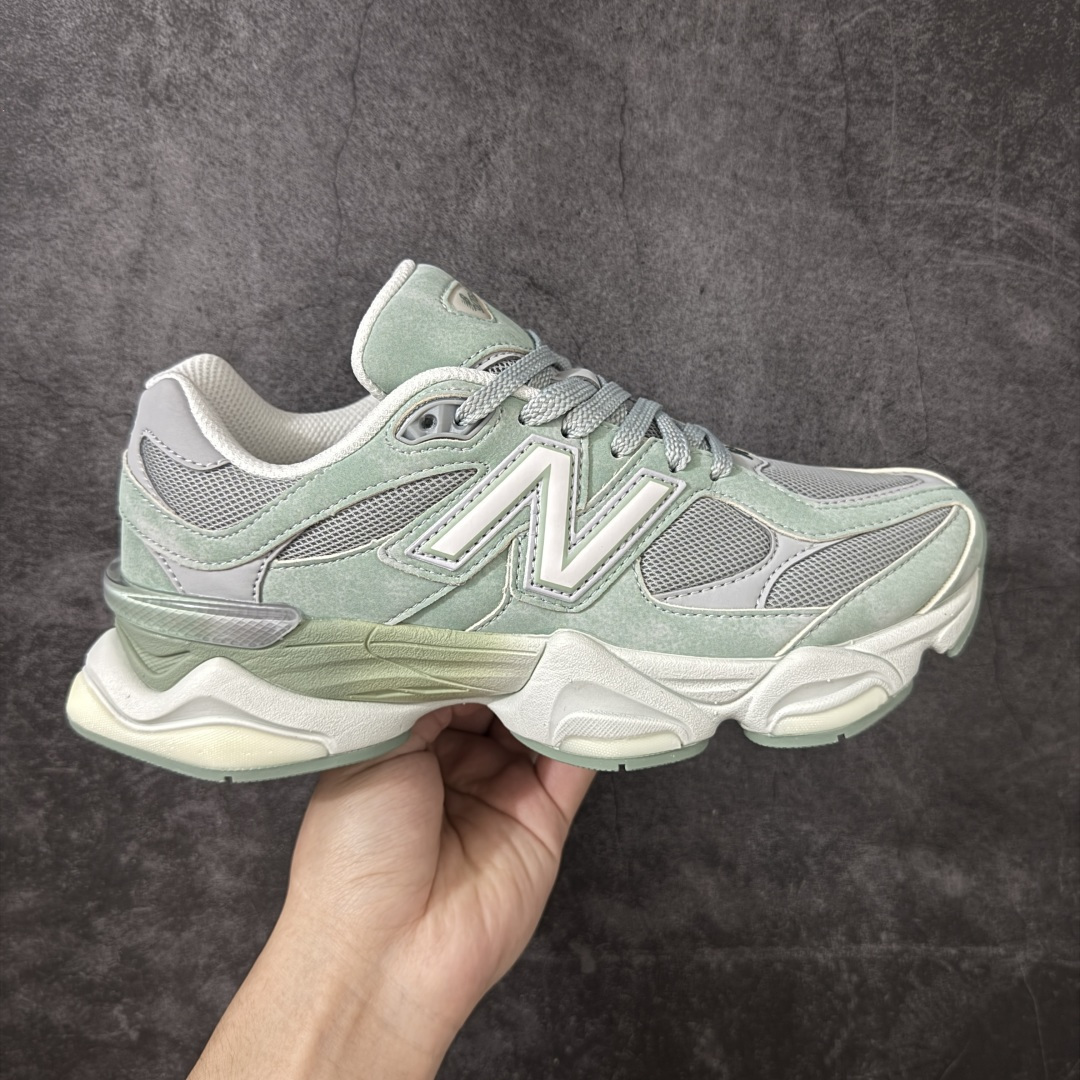 【纯原版】 New Balance NB9060 联名款 复古休闲运动慢跑鞋 U90608Z4 全套原楦原纸板原厂数据开发 进口三明治网面 原装进口翻毛皮料正确绒感卡色 正确中底拉帮中底网布细节 原厂标裁 带紫光防伪 定制后跟透明水晶模块 冲裁组合 大底贴合程度胶水上色把控完美 整洁度挑战全网艺术家 多道序QC把关品质完善 匠心打造 耗时两个月开发完成 工艺极其复杂难度可想而知 新开独立私模大底 全网唯一正确六层组合大底 高端零售专供产物 尺码:36 37 37.5 38 38.5 39 40 40.5 41 42 42.5 43 44 45 46.5-选品中心
