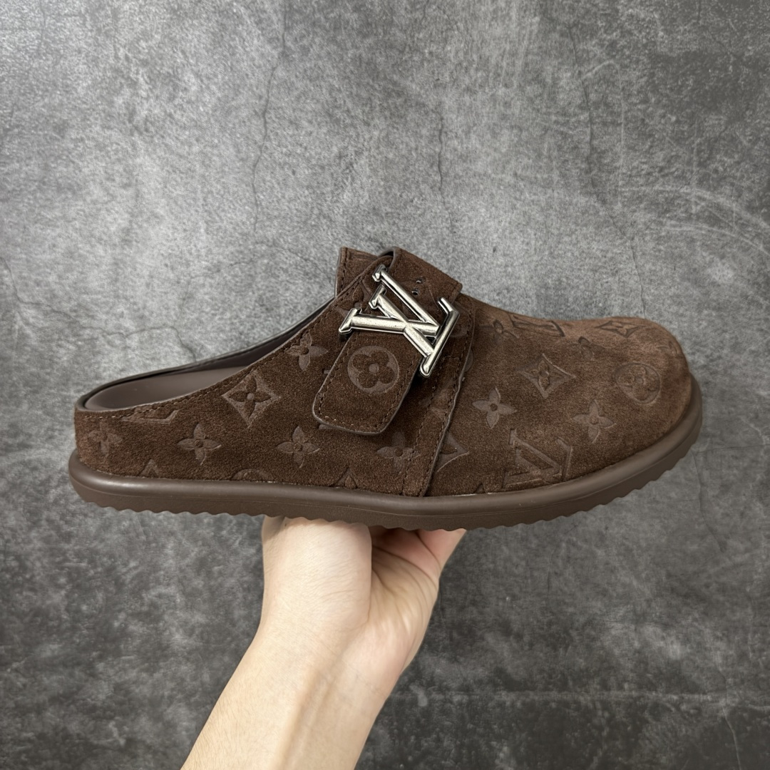 【广东礼盒版】Lv 驴家 Easy 绒面小牛皮 勃肯半包头拖鞋 原版开发 全网首发 东莞大厂出品 原厂级别 原版一比一开发 高端外贸平台 零售专供品质 独家私模大底 原厂进口特A 9级真正1比1老花鞋面 9级为最顶面料 全鞋印花对点对位 内里采用全粒面头层牛皮 原版定制电镀五金辅料 整体还原度95%以上 尺码:39 40 41 42 43 44 45-选品中心