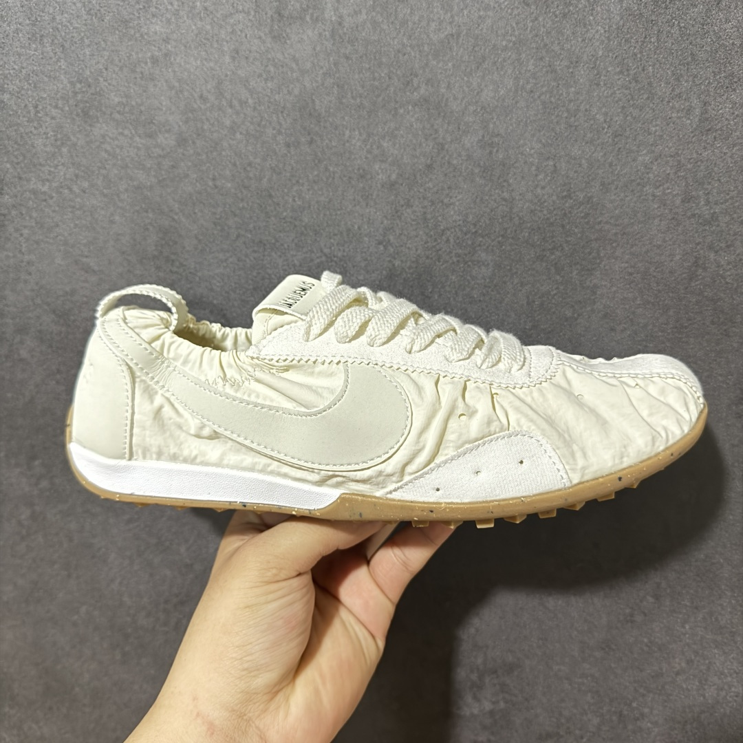 【公司级】Jacquemus x Nike Jacumoon 舒适 低帮生活休闲鞋 白色 货号:HV8547-002 Nike和Jacquemus再度联手 鞋型高度还原了元年版的复古轮廓 细节点上在终于原味的基础上于鞋口处加入了松紧带设计 提升了穿脱的便捷性与贴合度 鞋身两侧是宽大的复古 Swoosh,而鞋舌上则点缀着专属的JACQUEMUS 标记,彰显联名 尺码:35-46半-选品中心