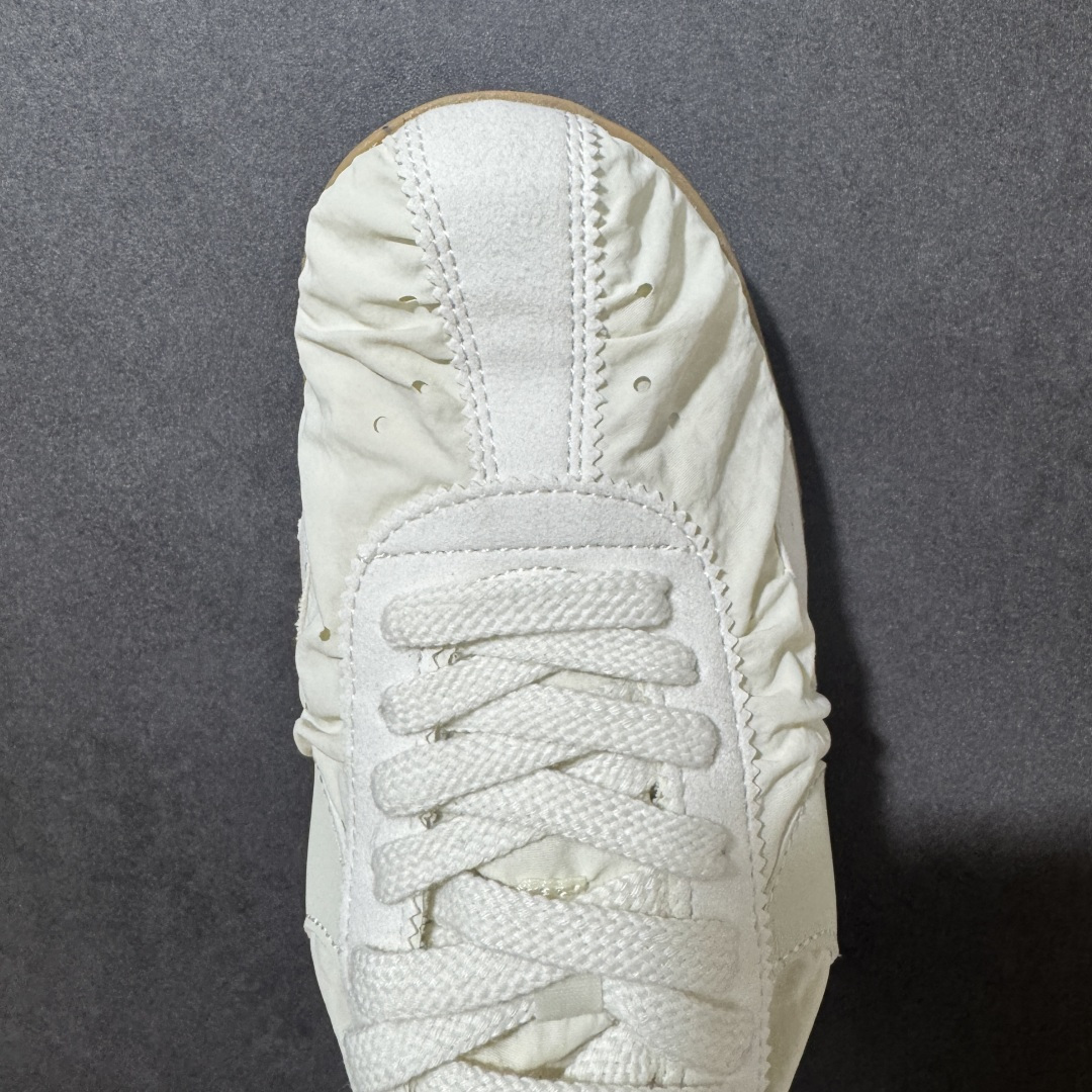 图片[5]-【公司级】Jacquemus x Nike Jacumoon 舒适 低帮生活休闲鞋 白色 货号：HV8547-002 Nike和Jacquemus再度联手 鞋型高度还原了元年版的复古轮廓 细节点上在终于原味的基础上于鞋口处加入了松紧带设计 提升了穿脱的便捷性与贴合度 鞋身两侧是宽大的复古 Swoosh，而鞋舌上则点缀着专属的JACQUEMUS 标记，彰显联名 尺码：35-46半-选品中心