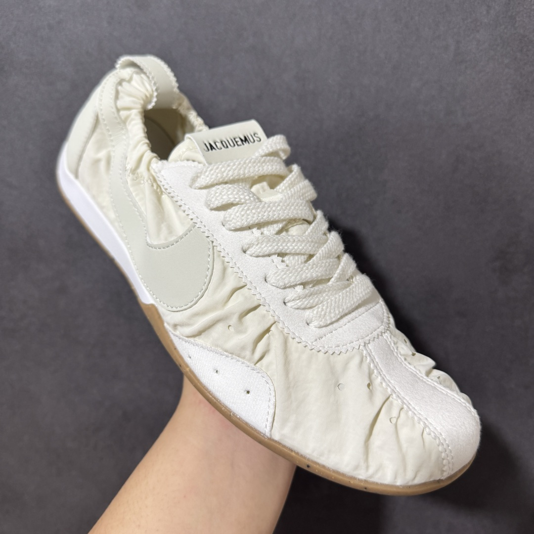 图片[3]-【公司级】Jacquemus x Nike Jacumoon 舒适 低帮生活休闲鞋 白色 货号：HV8547-002 Nike和Jacquemus再度联手 鞋型高度还原了元年版的复古轮廓 细节点上在终于原味的基础上于鞋口处加入了松紧带设计 提升了穿脱的便捷性与贴合度 鞋身两侧是宽大的复古 Swoosh，而鞋舌上则点缀着专属的JACQUEMUS 标记，彰显联名 尺码：35-46半-选品中心