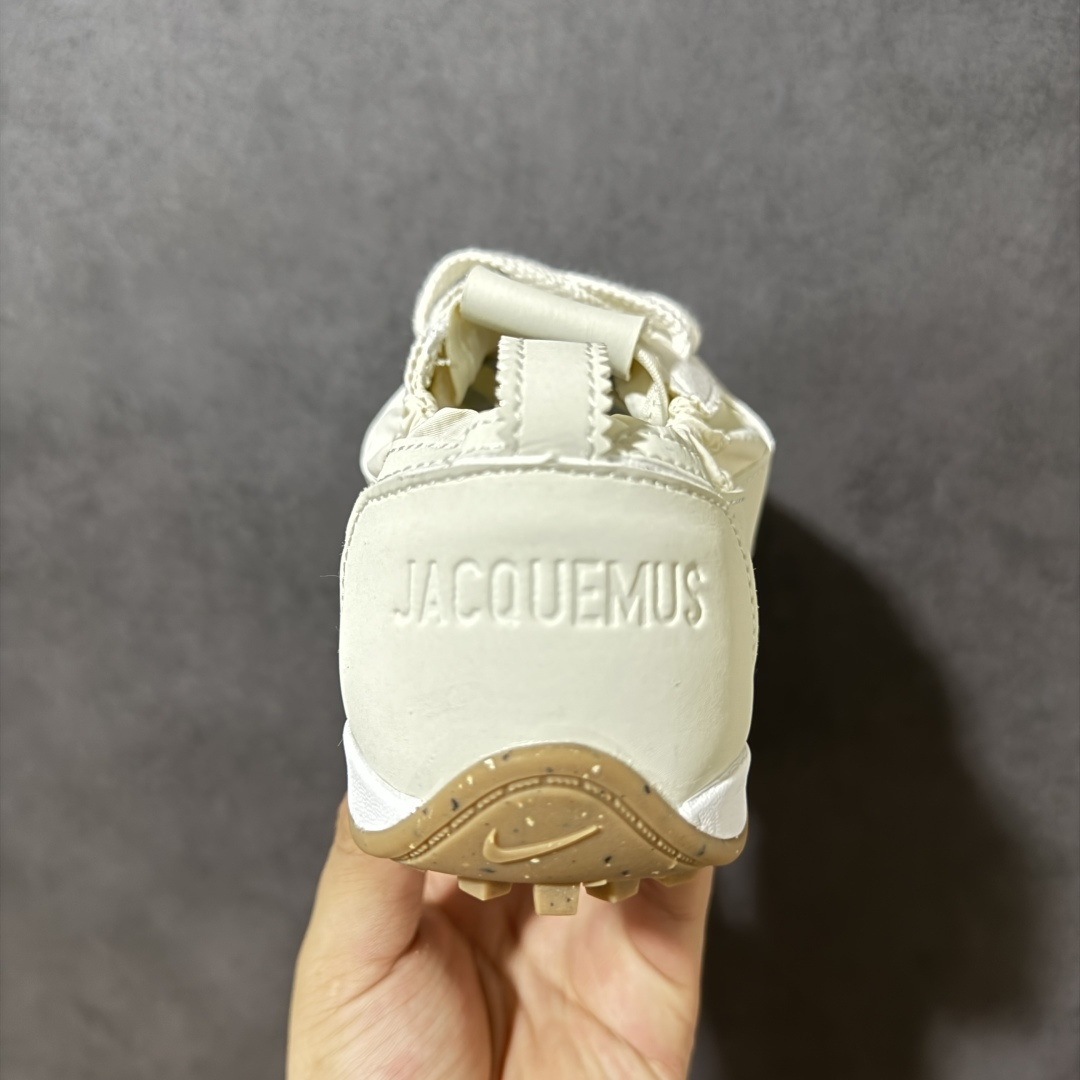 图片[4]-【公司级】Jacquemus x Nike Jacumoon 舒适 低帮生活休闲鞋 白色 货号：HV8547-002 Nike和Jacquemus再度联手 鞋型高度还原了元年版的复古轮廓 细节点上在终于原味的基础上于鞋口处加入了松紧带设计 提升了穿脱的便捷性与贴合度 鞋身两侧是宽大的复古 Swoosh，而鞋舌上则点缀着专属的JACQUEMUS 标记，彰显联名 尺码：35-46半-选品中心