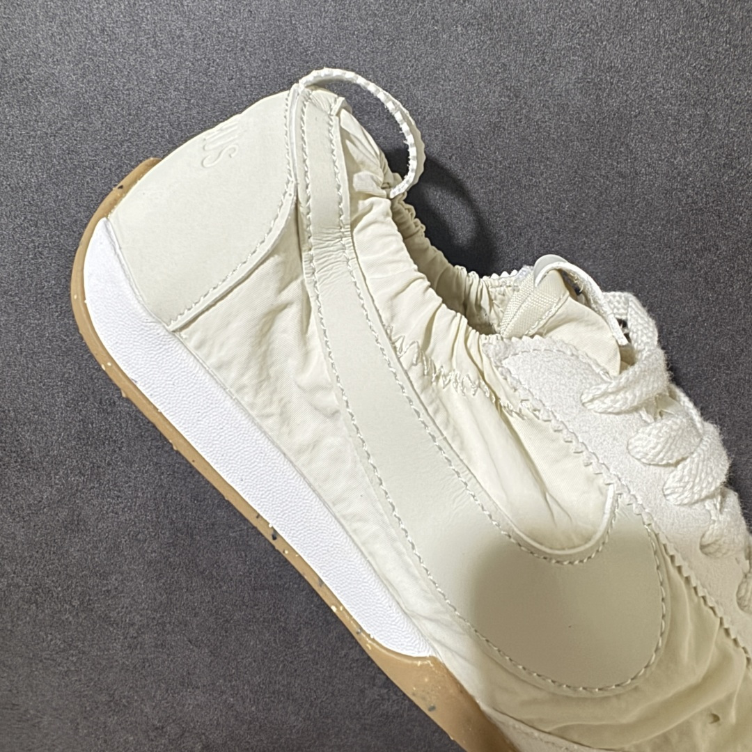图片[7]-【公司级】Jacquemus x Nike Jacumoon 舒适 低帮生活休闲鞋 白色 货号：HV8547-002 Nike和Jacquemus再度联手 鞋型高度还原了元年版的复古轮廓 细节点上在终于原味的基础上于鞋口处加入了松紧带设计 提升了穿脱的便捷性与贴合度 鞋身两侧是宽大的复古 Swoosh，而鞋舌上则点缀着专属的JACQUEMUS 标记，彰显联名 尺码：35-46半-选品中心