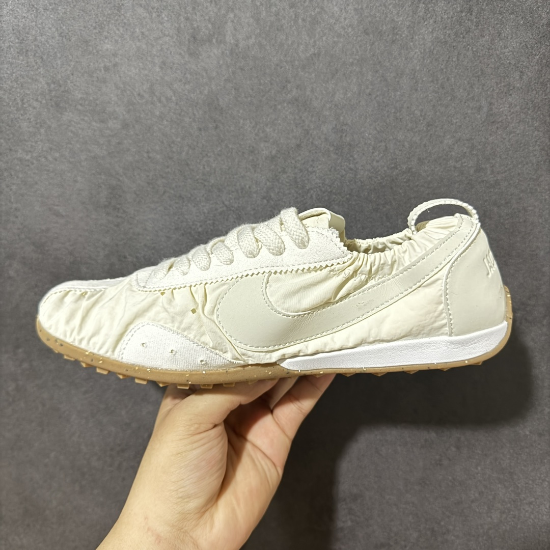 图片[2]-【公司级】Jacquemus x Nike Jacumoon 舒适 低帮生活休闲鞋 白色 货号：HV8547-002 Nike和Jacquemus再度联手 鞋型高度还原了元年版的复古轮廓 细节点上在终于原味的基础上于鞋口处加入了松紧带设计 提升了穿脱的便捷性与贴合度 鞋身两侧是宽大的复古 Swoosh，而鞋舌上则点缀着专属的JACQUEMUS 标记，彰显联名 尺码：35-46半-选品中心