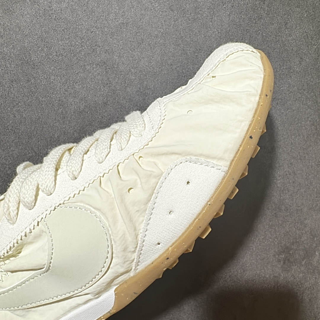 图片[8]-【公司级】Jacquemus x Nike Jacumoon 舒适 低帮生活休闲鞋 白色 货号：HV8547-002 Nike和Jacquemus再度联手 鞋型高度还原了元年版的复古轮廓 细节点上在终于原味的基础上于鞋口处加入了松紧带设计 提升了穿脱的便捷性与贴合度 鞋身两侧是宽大的复古 Swoosh，而鞋舌上则点缀着专属的JACQUEMUS 标记，彰显联名 尺码：35-46半-选品中心