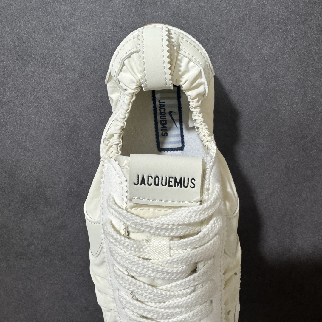 图片[6]-【公司级】Jacquemus x Nike Jacumoon 舒适 低帮生活休闲鞋 白色 货号：HV8547-002 Nike和Jacquemus再度联手 鞋型高度还原了元年版的复古轮廓 细节点上在终于原味的基础上于鞋口处加入了松紧带设计 提升了穿脱的便捷性与贴合度 鞋身两侧是宽大的复古 Swoosh，而鞋舌上则点缀着专属的JACQUEMUS 标记，彰显联名 尺码：35-46半-选品中心