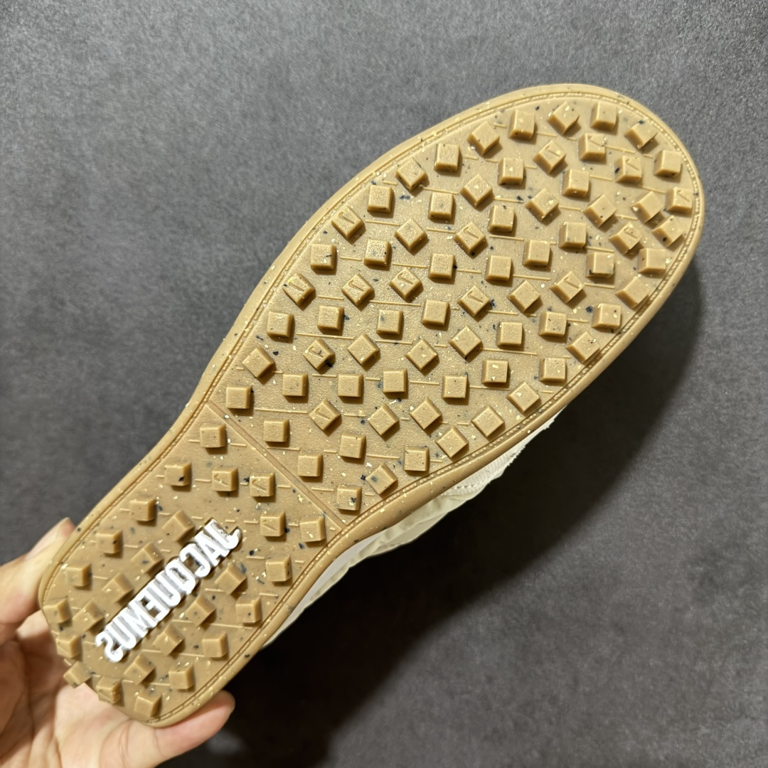 图片[9]-【公司级】Jacquemus x Nike Jacumoon 舒适 低帮生活休闲鞋 白色 货号：HV8547-002 Nike和Jacquemus再度联手 鞋型高度还原了元年版的复古轮廓 细节点上在终于原味的基础上于鞋口处加入了松紧带设计 提升了穿脱的便捷性与贴合度 鞋身两侧是宽大的复古 Swoosh，而鞋舌上则点缀着专属的JACQUEMUS 标记，彰显联名 尺码：35-46半-选品中心