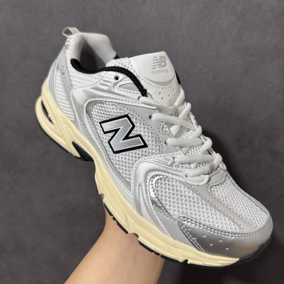 图片[3]-【公司级】New Balance NB530 新百伦复古透气跑步鞋 以皮革为主的人气轮廓 以极具复古风范的跑鞋外观呈现 设计上全鞋以简约清爽的纯白色作基底 鞋身覆盖大面积织物网眼材质 并于鞋头、鞋带孔眼片等细节处点缀对比鲜明的反光银镀层凸显 鞋舌、侧身等位置则辅以一贯的「N」字标志和品牌徽标彰显身份 最后通过搭载的 ABZORB 缓震中底完善整体造型 货号：MR530TA 尺码：36-45-选品中心