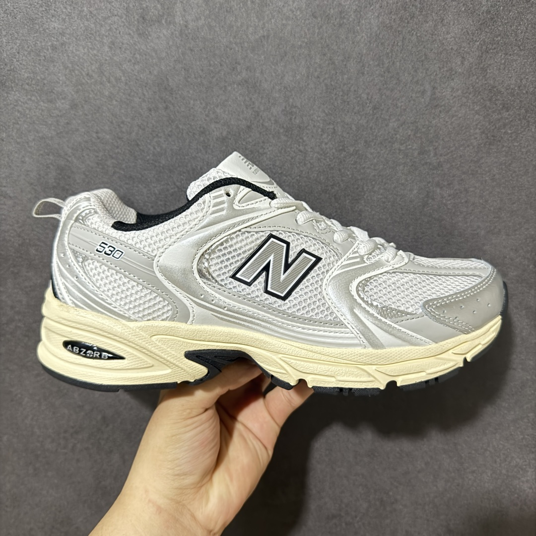 【公司级】New Balance NB530 新百伦复古透气跑步鞋 以皮革为主的人气轮廓 以极具复古风范的跑鞋外观呈现 设计上全鞋以简约清爽的纯白色作基底 鞋身覆盖大面积织物网眼材质 并于鞋头、鞋带孔眼片等细节处点缀对比鲜明的反光银镀层凸显 鞋舌、侧身等位置则辅以一贯的「N」字标志和品牌徽标彰显身份 最后通过搭载的 ABZORB 缓震中底完善整体造型 货号:MR530TA 尺码:36-45-选品中心