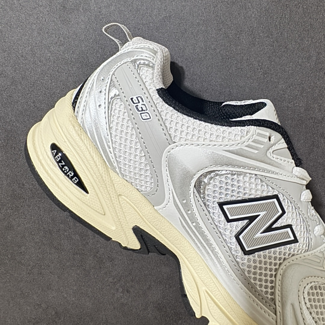 图片[7]-【公司级】New Balance NB530 新百伦复古透气跑步鞋 以皮革为主的人气轮廓 以极具复古风范的跑鞋外观呈现 设计上全鞋以简约清爽的纯白色作基底 鞋身覆盖大面积织物网眼材质 并于鞋头、鞋带孔眼片等细节处点缀对比鲜明的反光银镀层凸显 鞋舌、侧身等位置则辅以一贯的「N」字标志和品牌徽标彰显身份 最后通过搭载的 ABZORB 缓震中底完善整体造型 货号：MR530TA 尺码：36-45-选品中心