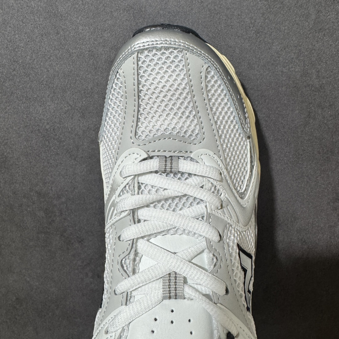 图片[5]-【公司级】New Balance NB530 新百伦复古透气跑步鞋 以皮革为主的人气轮廓 以极具复古风范的跑鞋外观呈现 设计上全鞋以简约清爽的纯白色作基底 鞋身覆盖大面积织物网眼材质 并于鞋头、鞋带孔眼片等细节处点缀对比鲜明的反光银镀层凸显 鞋舌、侧身等位置则辅以一贯的「N」字标志和品牌徽标彰显身份 最后通过搭载的 ABZORB 缓震中底完善整体造型 货号：MR530TA 尺码：36-45-选品中心