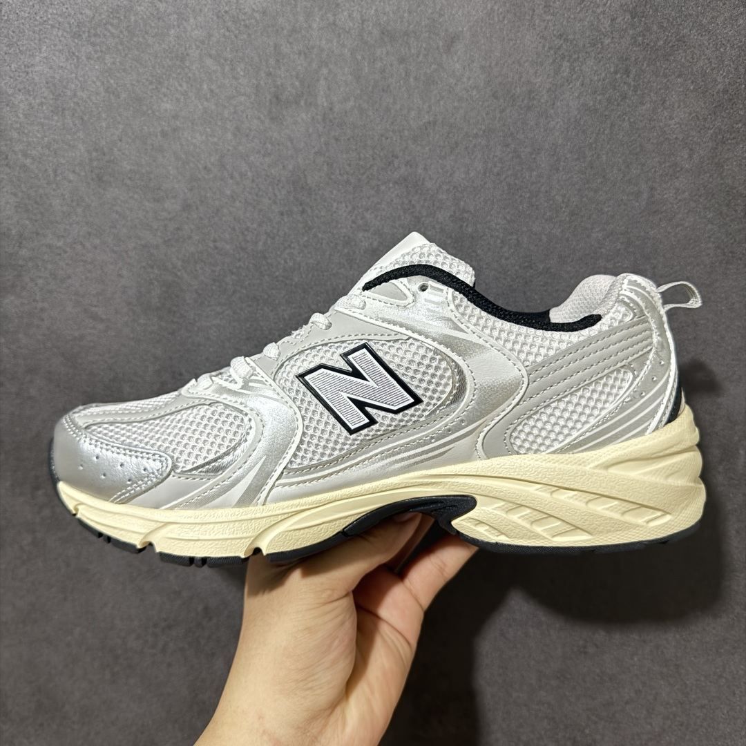 图片[2]-【公司级】New Balance NB530 新百伦复古透气跑步鞋 以皮革为主的人气轮廓 以极具复古风范的跑鞋外观呈现 设计上全鞋以简约清爽的纯白色作基底 鞋身覆盖大面积织物网眼材质 并于鞋头、鞋带孔眼片等细节处点缀对比鲜明的反光银镀层凸显 鞋舌、侧身等位置则辅以一贯的「N」字标志和品牌徽标彰显身份 最后通过搭载的 ABZORB 缓震中底完善整体造型 货号：MR530TA 尺码：36-45-选品中心