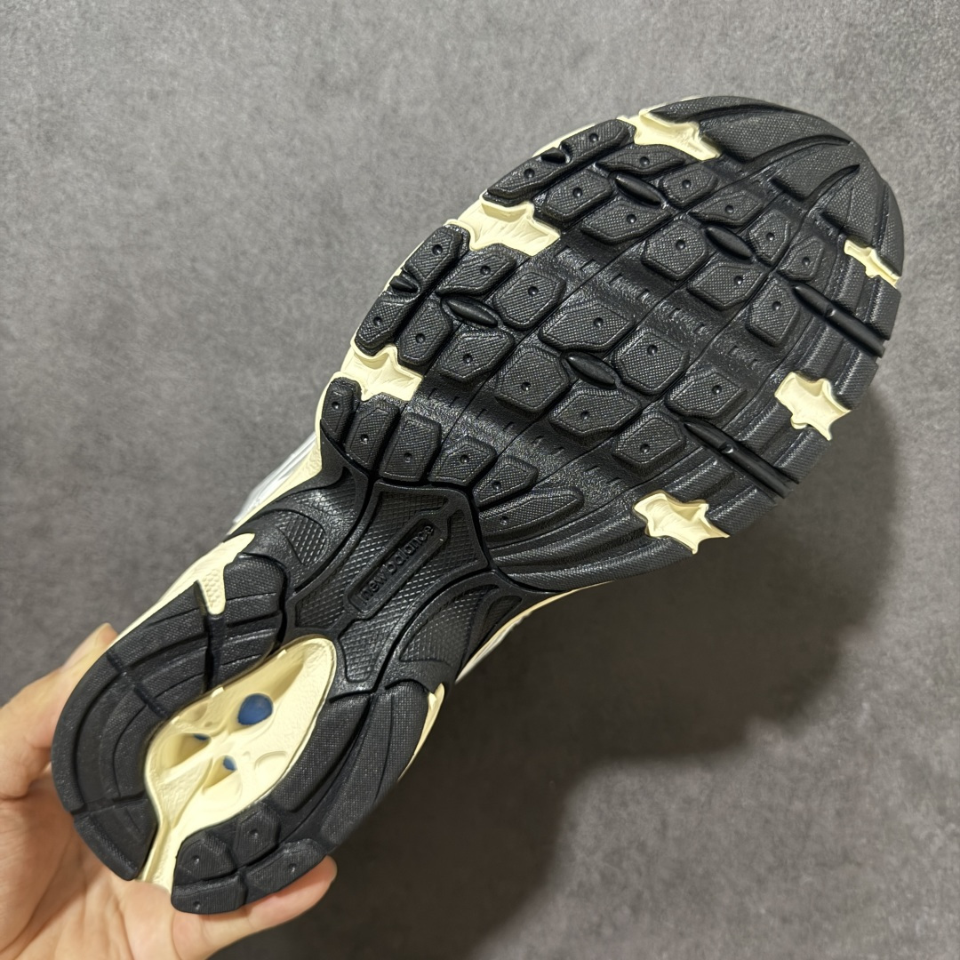 图片[9]-【公司级】New Balance NB530 新百伦复古透气跑步鞋 以皮革为主的人气轮廓 以极具复古风范的跑鞋外观呈现 设计上全鞋以简约清爽的纯白色作基底 鞋身覆盖大面积织物网眼材质 并于鞋头、鞋带孔眼片等细节处点缀对比鲜明的反光银镀层凸显 鞋舌、侧身等位置则辅以一贯的「N」字标志和品牌徽标彰显身份 最后通过搭载的 ABZORB 缓震中底完善整体造型 货号：MR530TA 尺码：36-45-选品中心