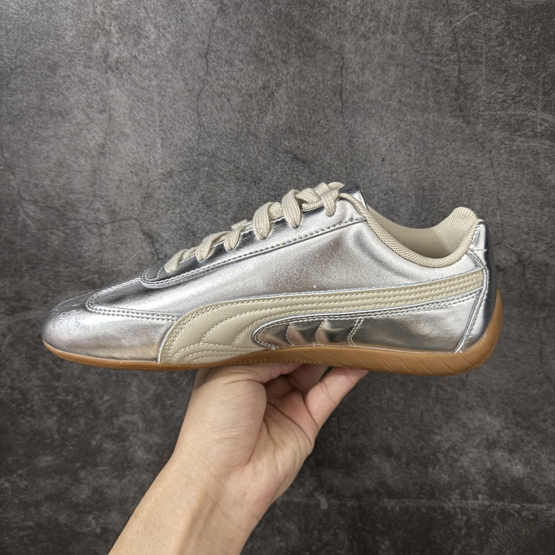 图片[2]-【Top纯原版】彪马PUMA Speedcat Archive Speed Cat系列美拉德风 舒适百搭 防滑耐磨 低帮 生活休闲鞋 男女同款 白黑皮面 406881-02 目前市场最优版本 无论是版型 细节 烫金走线 完全碾压市场任意版本 欢迎对比🆚 工厂耗时3个月开发 原装档案原数据纸版楦型 采用固色翻毛皮鞋面材质(正确二次成型\’猛帮\’成型工艺🆚区别市面版本!!) 外置原数据开发轻量耐磨橡胶大底💪🏻 全球知名运动品牌PUMA宝马赛车系列 融合了宝马车队的标志性配色 以趣味十足又前卫复古的设计引领潮流 将赛道精神融入街头时尚 开启前卫竞速之旅 主打前卫复古风 Roma鞋款的鞋侧以复古的流线造型 缀以宝马经典Logo 巧妙吸睛 而Speedcat鞋款以亮眼三色条纹元素缀以舒适鞋面 赋予了独特的个性美学 演绎赛车的无尽能量 尺码：36-45-选品中心