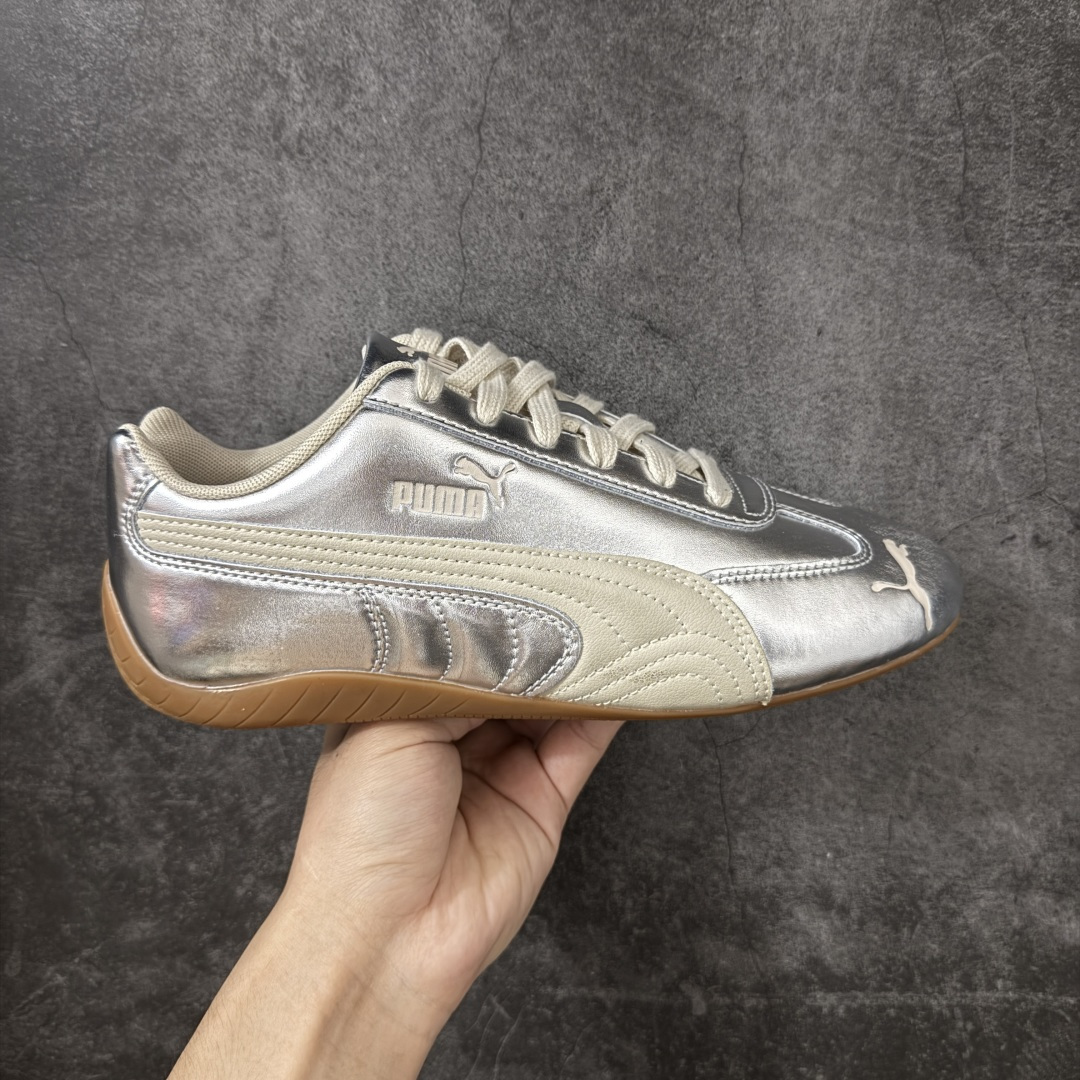 【Top纯原版】彪马PUMA Speedcat Archive Speed Cat系列美拉德风 舒适百搭 防滑耐磨 低帮 生活休闲鞋 男女同款 白黑皮面 406881-02 目前市场最优版本 无论是版型 细节 烫金走线 完全碾压市场任意版本 欢迎对比🆚 工厂耗时3个月开发 原装档案原数据纸版楦型 采用固色翻毛皮鞋面材质(正确二次成型\'猛帮\'成型工艺🆚区别市面版本!!) 外置原数据开发轻量耐磨橡胶大底💪🏻 全球知名运动品牌PUMA宝马赛车系列 融合了宝马车队的标志性配色 以趣味十足又前卫复古的设计引领潮流 将赛道精神融入街头时尚 开启前卫竞速之旅 主打前卫复古风 Roma鞋款的鞋侧以复古的流线造型 缀以宝马经典Logo 巧妙吸睛 而Speedcat鞋款以亮眼三色条纹元素缀以舒适鞋面 赋予了独特的个性美学 演绎赛车的无尽能量 尺码:36-45-选品中心
