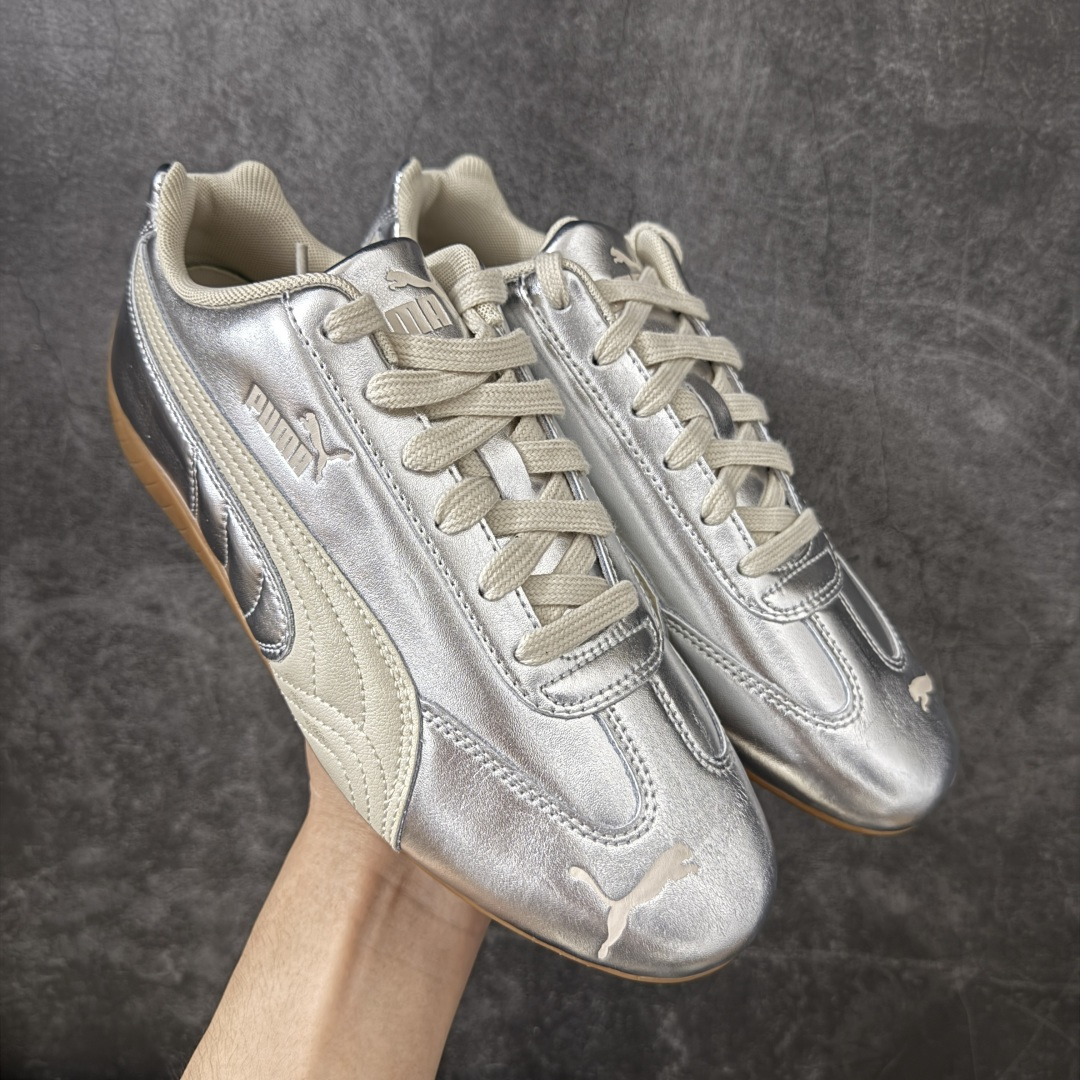 【Top纯原版】彪马PUMA Speedcat Archive Speed Cat系列美拉德风 舒适百搭 防滑耐磨 低帮 生活休闲鞋 男女同款 白黑皮面 406881-02 目前市场最优版本 无论是版型 细节 烫金走线 完全碾压市场任意版本 欢迎对比🆚 工厂耗时3个月开发 原装档案原数据纸版楦型 采用固色翻毛皮鞋面材质(正确二次成型\'猛帮\'成型工艺🆚区别市面版本!!) 外置原数据开发轻量耐磨橡胶大底💪🏻 全球知名运动品牌PUMA宝马赛车系列 融合了宝马车队的标志性配色 以趣味十足又前卫复古的设计引领潮流 将赛道精神融入街头时尚 开启前卫竞速之旅 主打前卫复古风 Roma鞋款的鞋侧以复古的流线造型 缀以宝马经典Logo 巧妙吸睛 而Speedcat鞋款以亮眼三色条纹元素缀以舒适鞋面 赋予了独特的个性美学 演绎赛车的无尽能量 尺码:36-45-选品中心