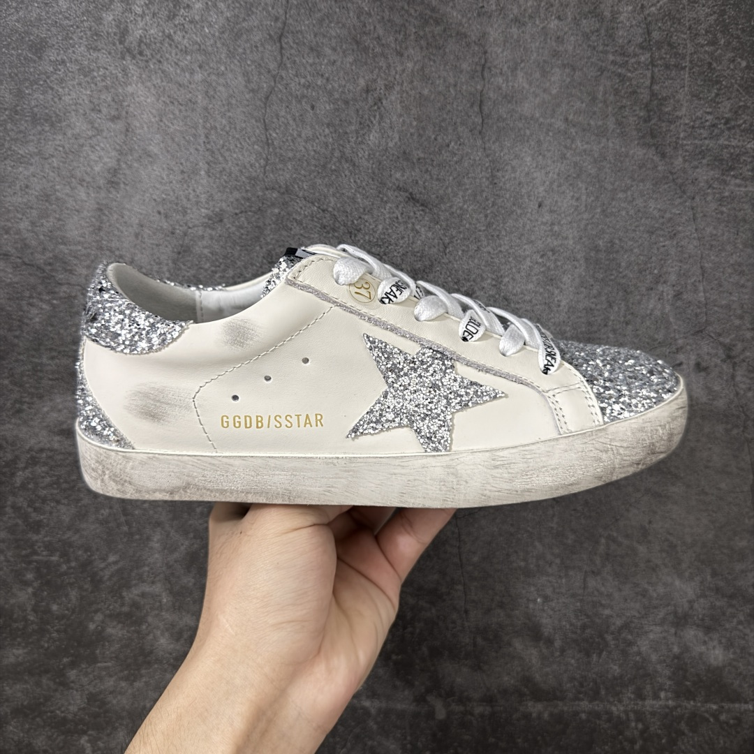 【莞产外贸版】GGDB Golden Goose Super Star 小脏鞋运动鞋 头层牛皮A级皮市面最顶级最性价比版本 欢迎各位外贸大佬拿样对比‼️ 火爆全网各路明星纷纷上脚,头层牛皮小脏鞋,顶级品质 全部细节官网同步 完美精细做工,全手工打磨做旧,自带3厘米内增高,巴黎时装周出镜率最高的小脏鞋。2020Golden Goose 官网同步上新,舒服不磨脚! 尺码:35 36 37 38 39 40 41 42 43 44 45-选品中心