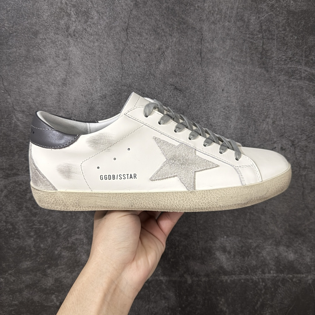 【莞产外贸版】GGDB Golden Goose Super Star 小脏鞋运动鞋 头层牛皮A级皮市面最顶级最性价比版本 欢迎各位外贸大佬拿样对比‼️ 火爆全网各路明星纷纷上脚,头层牛皮小脏鞋,顶级品质 全部细节官网同步 完美精细做工,全手工打磨做旧,自带3厘米内增高,巴黎时装周出镜率最高的小脏鞋。2020Golden Goose 官网同步上新,舒服不磨脚! 尺码:35 36 37 38 39 40 41 42 43 44 45-选品中心