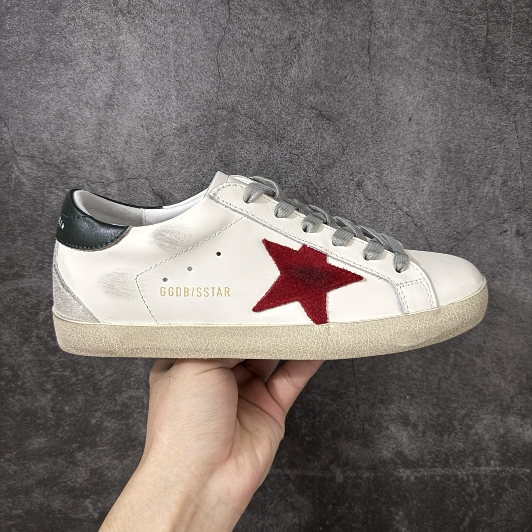 【莞产外贸版】GGDB Golden Goose Super Star 小脏鞋运动鞋 头层牛皮A级皮市面最顶级最性价比版本 欢迎各位外贸大佬拿样对比‼️ 火爆全网各路明星纷纷上脚,头层牛皮小脏鞋,顶级品质 全部细节官网同步 完美精细做工,全手工打磨做旧,自带3厘米内增高,巴黎时装周出镜率最高的小脏鞋。2020Golden Goose 官网同步上新,舒服不磨脚! 尺码:35 36 37 38 39 40 41 42 43 44 45-选品中心
