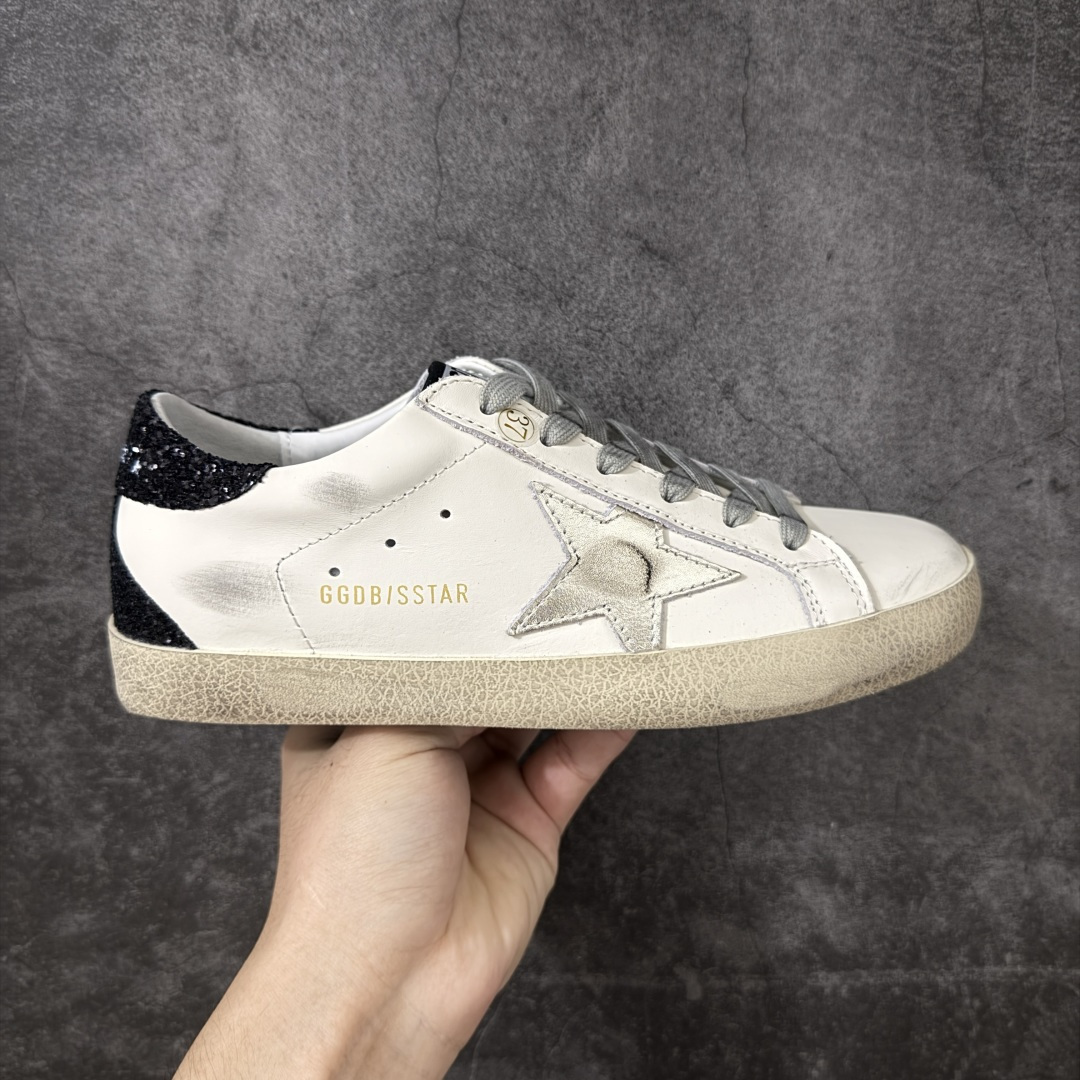 【莞产外贸版】GGDB Golden Goose Super Star 小脏鞋运动鞋 头层牛皮A级皮市面最顶级最性价比版本 欢迎各位外贸大佬拿样对比‼️ 火爆全网各路明星纷纷上脚,头层牛皮小脏鞋,顶级品质 全部细节官网同步 完美精细做工,全手工打磨做旧,自带3厘米内增高,巴黎时装周出镜率最高的小脏鞋。2020Golden Goose 官网同步上新,舒服不磨脚! 尺码:35 36 37 38 39 40 41 42 43 44 45-选品中心