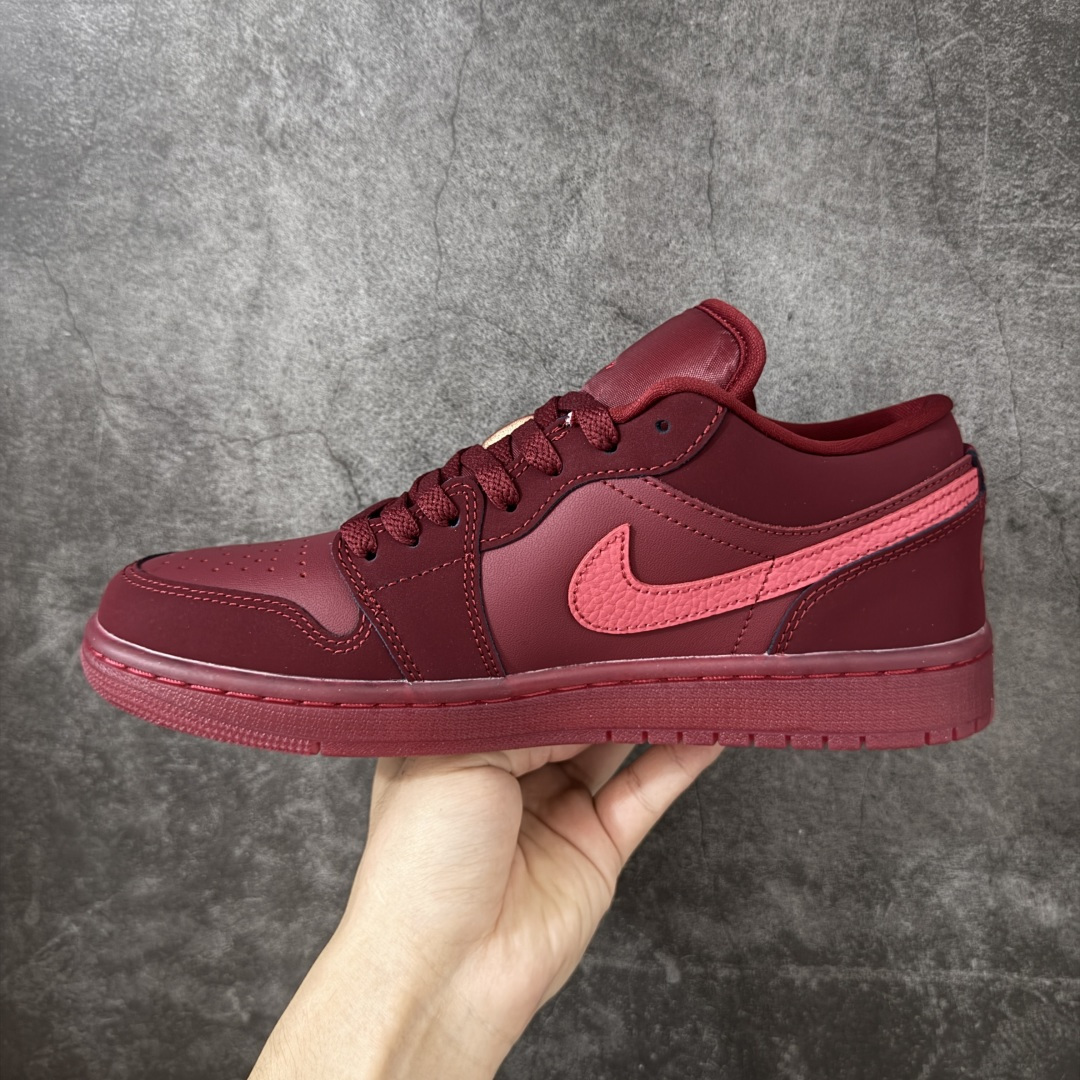 图片[2]-【DT纯原】Air Jordan Low AJ1 乔1酒红色 低帮文化休闲运动板鞋 IB7012-600  市面中低帮最具代表性版本没有之一 口碑大厂出品 品控大底版型不断改良更新 全套原纸板楦头开发 确保原汁原味 完美呈现版型 完美零毛边处理 原厂内置全掌气垫 价格定位良心 平台专用代工流水线出品 一眼公司既视感 拿到手的一瞬间就与众不同 碾压市面所有版本 全部原鞋开发 每一个配色都会采购原鞋确认细节 打破市面看图做货无好货之说 尺码：35.5-46-选品中心