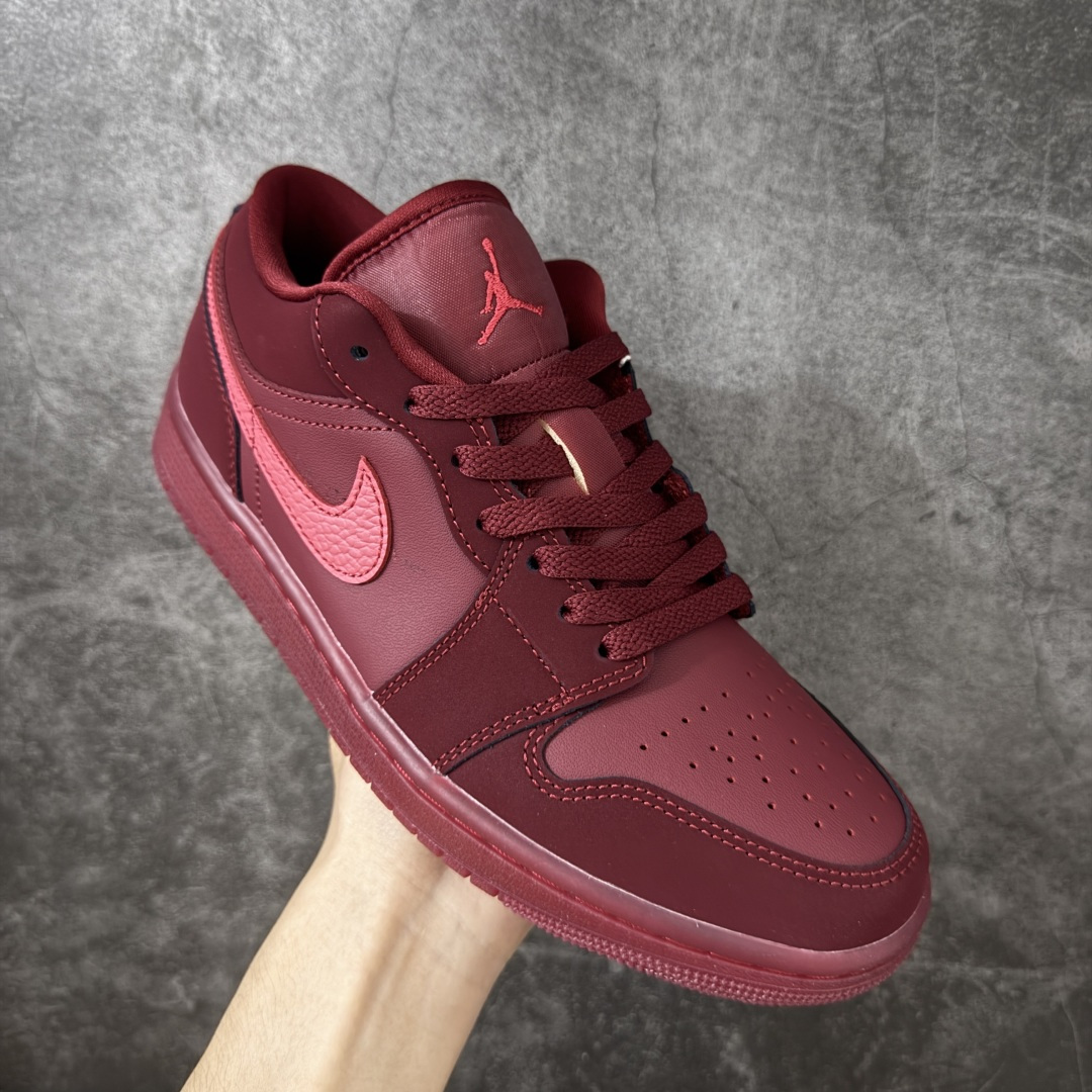 图片[3]-【DT纯原】Air Jordan Low AJ1 乔1酒红色 低帮文化休闲运动板鞋 IB7012-600  市面中低帮最具代表性版本没有之一 口碑大厂出品 品控大底版型不断改良更新 全套原纸板楦头开发 确保原汁原味 完美呈现版型 完美零毛边处理 原厂内置全掌气垫 价格定位良心 平台专用代工流水线出品 一眼公司既视感 拿到手的一瞬间就与众不同 碾压市面所有版本 全部原鞋开发 每一个配色都会采购原鞋确认细节 打破市面看图做货无好货之说 尺码：35.5-46-选品中心