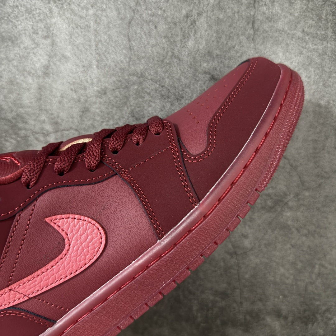 图片[6]-【DT纯原】Air Jordan Low AJ1 乔1酒红色 低帮文化休闲运动板鞋 IB7012-600  市面中低帮最具代表性版本没有之一 口碑大厂出品 品控大底版型不断改良更新 全套原纸板楦头开发 确保原汁原味 完美呈现版型 完美零毛边处理 原厂内置全掌气垫 价格定位良心 平台专用代工流水线出品 一眼公司既视感 拿到手的一瞬间就与众不同 碾压市面所有版本 全部原鞋开发 每一个配色都会采购原鞋确认细节 打破市面看图做货无好货之说 尺码：35.5-46-选品中心