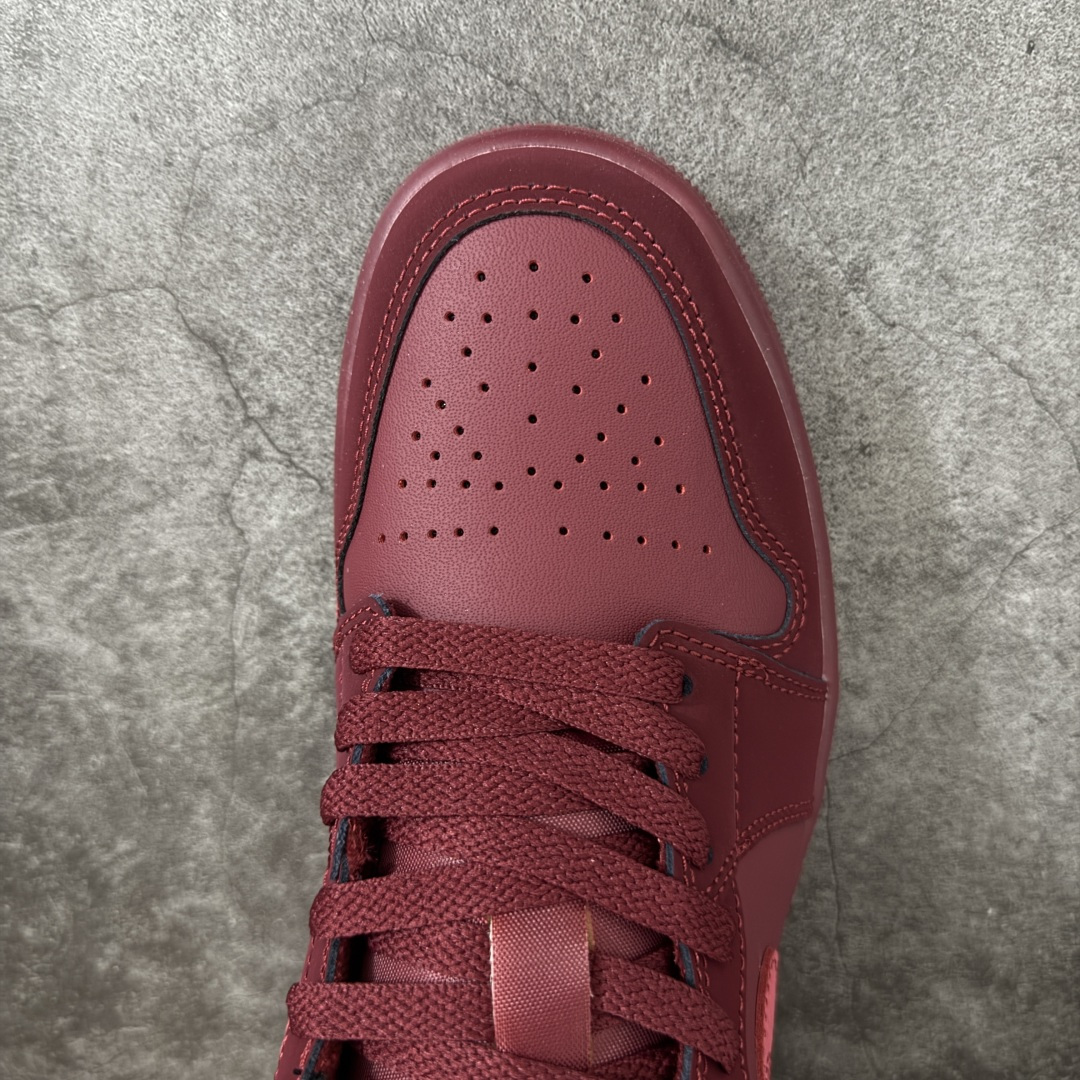 图片[5]-【DT纯原】Air Jordan Low AJ1 乔1酒红色 低帮文化休闲运动板鞋 IB7012-600  市面中低帮最具代表性版本没有之一 口碑大厂出品 品控大底版型不断改良更新 全套原纸板楦头开发 确保原汁原味 完美呈现版型 完美零毛边处理 原厂内置全掌气垫 价格定位良心 平台专用代工流水线出品 一眼公司既视感 拿到手的一瞬间就与众不同 碾压市面所有版本 全部原鞋开发 每一个配色都会采购原鞋确认细节 打破市面看图做货无好货之说 尺码：35.5-46-选品中心