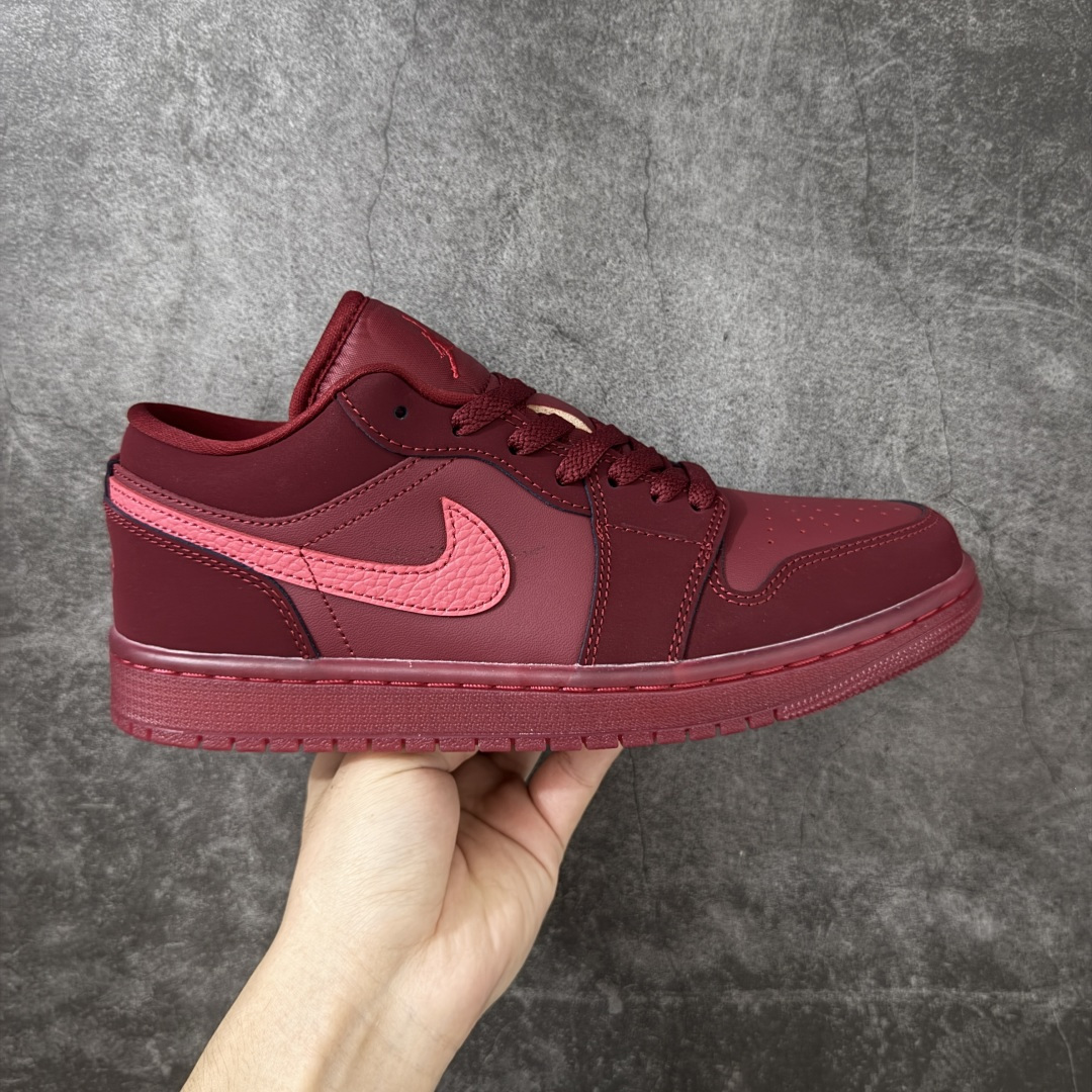 【DT纯原】Air Jordan Low AJ1 乔1酒红色 低帮文化休闲运动板鞋 IB7012-600 市面中低帮最具代表性版本没有之一 口碑大厂出品 品控大底版型不断改良更新 全套原纸板楦头开发 确保原汁原味 完美呈现版型 完美零毛边处理 原厂内置全掌气垫 价格定位良心 平台专用代工流水线出品 一眼公司既视感 拿到手的一瞬间就与众不同 碾压市面所有版本 全部原鞋开发 每一个配色都会采购原鞋确认细节 打破市面看图做货无好货之说 尺码:35.5-46-选品中心