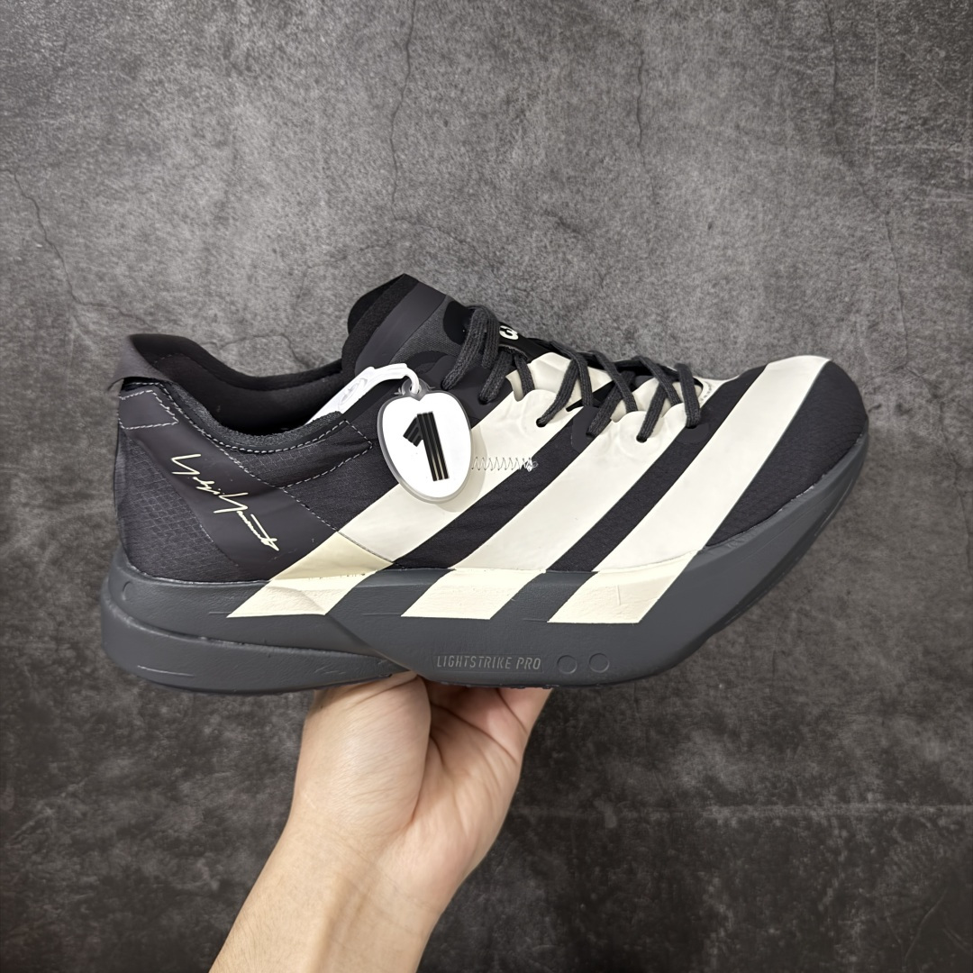 【NO.1纯原】Y3 x Adidas Adizero Adios Pro 4 M竞训跑步鞋 KI6876 市场独一档品质 区别所有版本 原鞋购入开发数月 原材料 原档案打造 细节版型一比一 独立双层组合底私模.超软弹发泡超临界底 搭配ENERGYRODS 2.0真碳柱,每一步都动力满满 鞋面用的是Lightlock技术,轻透又贴合,就像给脚定制的一样。 中底是全掌Lightstrike Pro泡棉,软弹感超绝 真正一比一还原真实脚感💪🏻 尺码:36 36.5 37 38 38.5 39 40 40.5 41 42 42.5 43 44 44.5 45 46-选品中心
