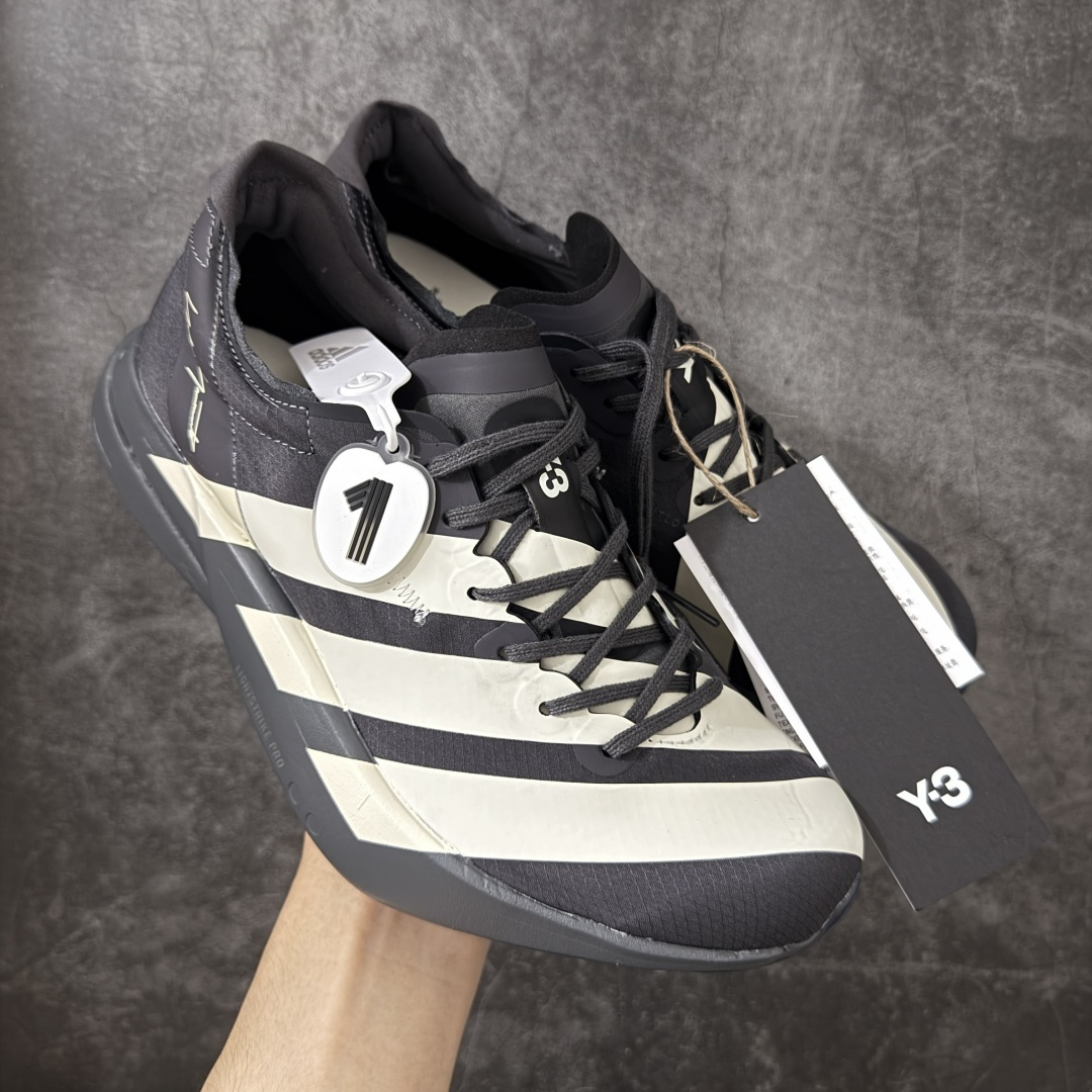 【NO.1纯原】Y3 x Adidas Adizero Adios Pro 4 M竞训跑步鞋 KI6876 市场独一档品质 区别所有版本 原鞋购入开发数月 原材料 原档案打造 细节版型一比一 独立双层组合底私模.超软弹发泡超临界底 搭配ENERGYRODS 2.0真碳柱,每一步都动力满满 鞋面用的是Lightlock技术,轻透又贴合,就像给脚定制的一样。 中底是全掌Lightstrike Pro泡棉,软弹感超绝 真正一比一还原真实脚感💪🏻 尺码:36 36.5 37 38 38.5 39 40 40.5 41 42 42.5 43 44 44.5 45 46-选品中心