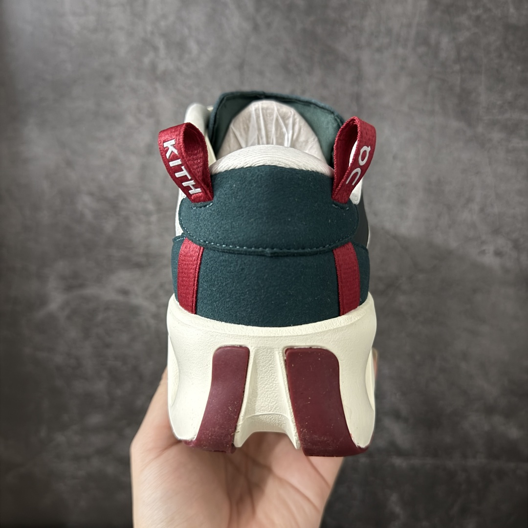 图片[4]-【OG纯原】KITH x ON 昂跑联名 Cloudswift K-Tech 1 系列 3MG10775560 低帮休闲跑步鞋 大厂出品 原版有1比1打造 配件齐全 外贸专供 尺码最大做到46码 市面最高还原度版本 打造最强品质 没有之一 全新开发的鞋面结构，用高透气网布拼了大面积的合成麂皮。这种材质碰撞脱离了普通跑鞋的塑料感，更有时装质感；搭载了On的CloudTec缓震科技和Helion超级泡棉，全新的Cloudswift鞋底结构，脚感和支撑性都拉满，外底还直接刻上了Kith的字母组合，彰显联名身份；翻开鞋底，是定制的Kith Monogram老花外底，既保留了On的专业感，又带点Kith标志性的精致灰调。 尺码：36 36.5 37.5 38 38.5 39 40 40.5 41 42 42.5 43 44 44.5 45 46-选品中心