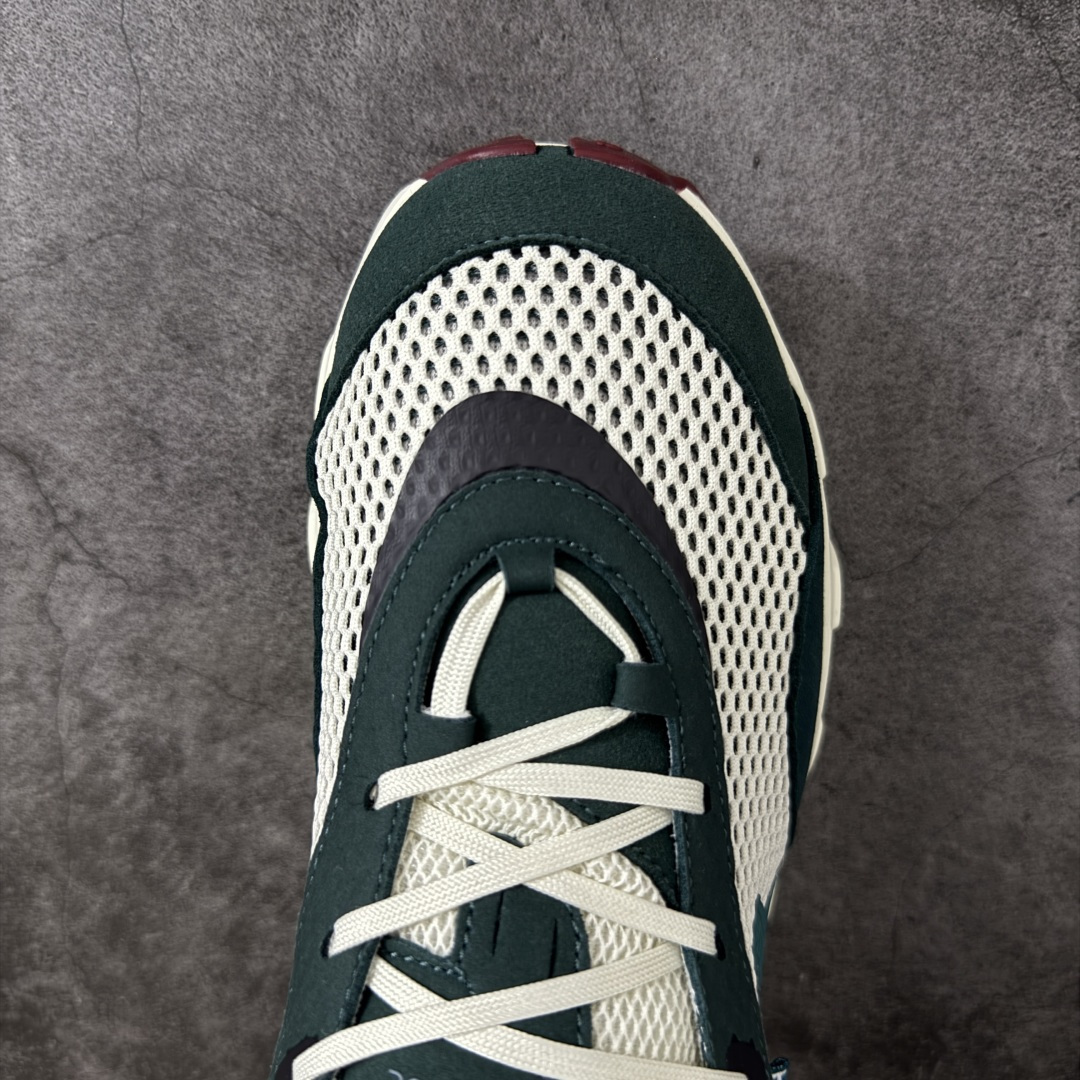 图片[5]-【OG纯原】KITH x ON 昂跑联名 Cloudswift K-Tech 1 系列 3MG10775560 低帮休闲跑步鞋 大厂出品 原版有1比1打造 配件齐全 外贸专供 尺码最大做到46码 市面最高还原度版本 打造最强品质 没有之一 全新开发的鞋面结构，用高透气网布拼了大面积的合成麂皮。这种材质碰撞脱离了普通跑鞋的塑料感，更有时装质感；搭载了On的CloudTec缓震科技和Helion超级泡棉，全新的Cloudswift鞋底结构，脚感和支撑性都拉满，外底还直接刻上了Kith的字母组合，彰显联名身份；翻开鞋底，是定制的Kith Monogram老花外底，既保留了On的专业感，又带点Kith标志性的精致灰调。 尺码：36 36.5 37.5 38 38.5 39 40 40.5 41 42 42.5 43 44 44.5 45 46-选品中心