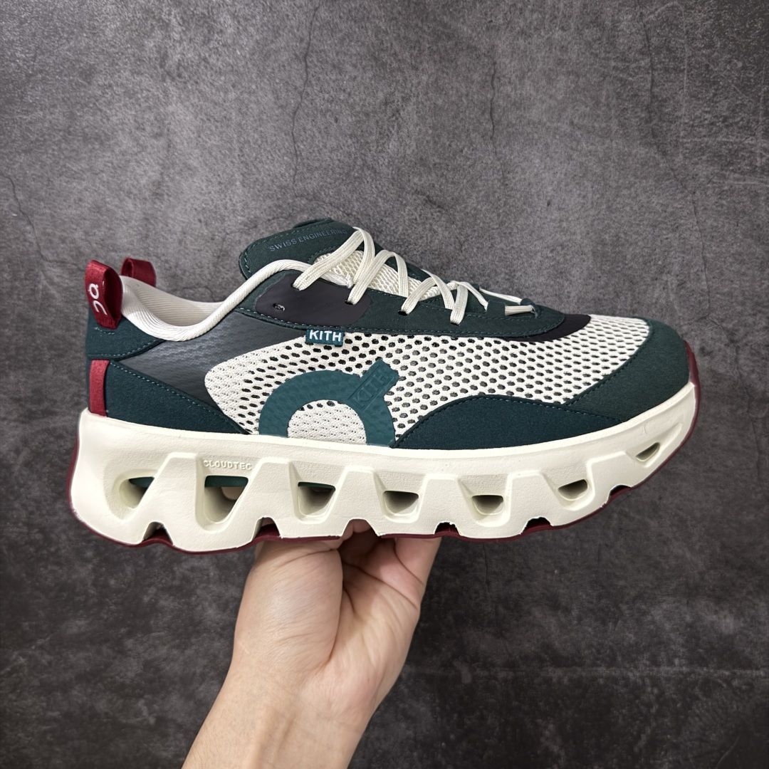 【OG纯原】KITH x ON 昂跑联名 Cloudswift K-Tech 1 系列 3MG10775560 低帮休闲跑步鞋 大厂出品 原版有1比1打造 配件齐全 外贸专供 尺码最大做到46码 市面最高还原度版本 打造最强品质 没有之一 全新开发的鞋面结构,用高透气网布拼了大面积的合成麂皮。这种材质碰撞脱离了普通跑鞋的塑料感,更有时装质感;搭载了On的CloudTec缓震科技和Helion超级泡棉,全新的Cloudswift鞋底结构,脚感和支撑性都拉满,外底还直接刻上了Kith的字母组合,彰显联名身份;翻开鞋底,是定制的Kith Monogram老花外底,既保留了On的专业感,又带点Kith标志性的精致灰调。 尺码:36 36.5 37.5 38 38.5 39 40 40.5 41 42 42.5 43 44 44.5 45 46-选品中心