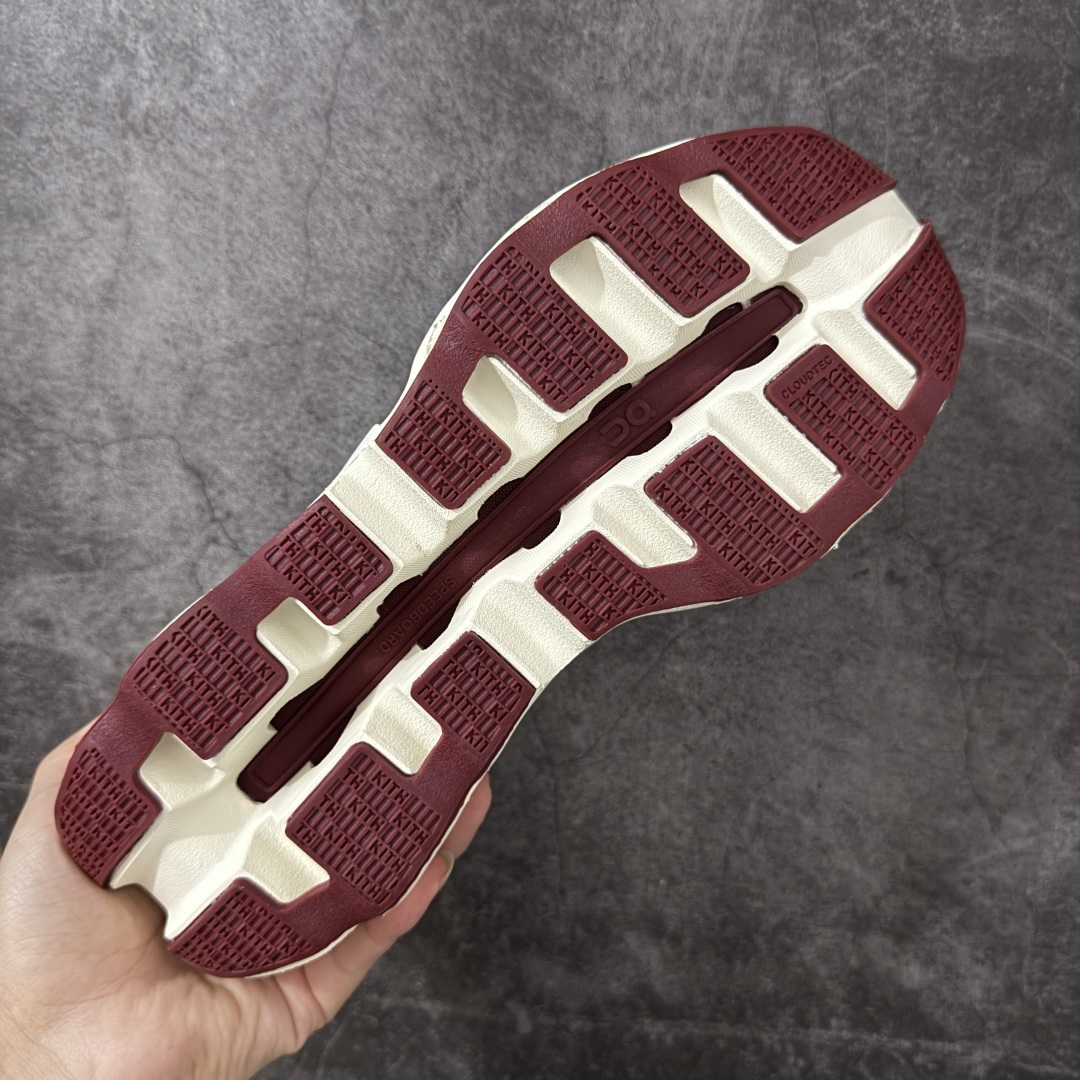 图片[9]-【OG纯原】KITH x ON 昂跑联名 Cloudswift K-Tech 1 系列 3MG10775560 低帮休闲跑步鞋 大厂出品 原版有1比1打造 配件齐全 外贸专供 尺码最大做到46码 市面最高还原度版本 打造最强品质 没有之一 全新开发的鞋面结构，用高透气网布拼了大面积的合成麂皮。这种材质碰撞脱离了普通跑鞋的塑料感，更有时装质感；搭载了On的CloudTec缓震科技和Helion超级泡棉，全新的Cloudswift鞋底结构，脚感和支撑性都拉满，外底还直接刻上了Kith的字母组合，彰显联名身份；翻开鞋底，是定制的Kith Monogram老花外底，既保留了On的专业感，又带点Kith标志性的精致灰调。 尺码：36 36.5 37.5 38 38.5 39 40 40.5 41 42 42.5 43 44 44.5 45 46-选品中心